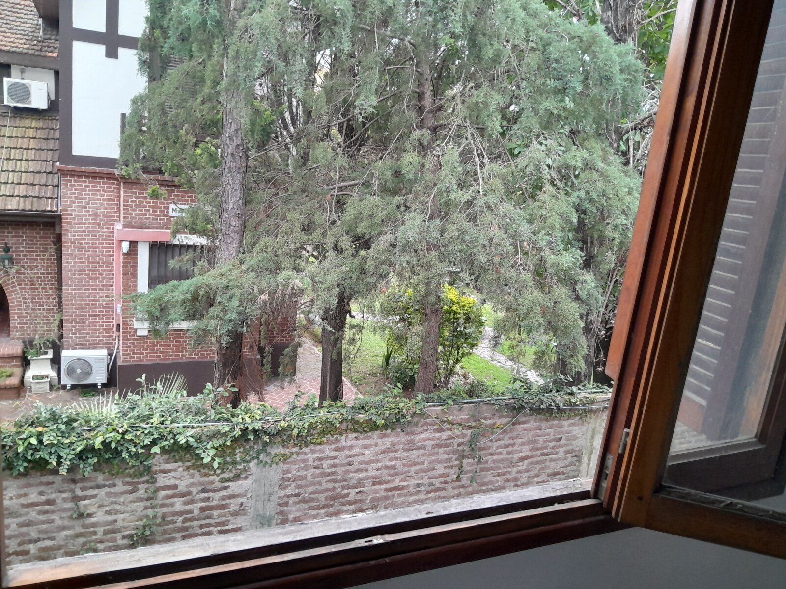 HAEDO,TRIPLEX,TIPO CASA,4AMBIENTES,COCHERA, EXCELENTE ESTADO Y UBICACION, ZONA RESIDENCIAL, OPORTUNIDAD - 15