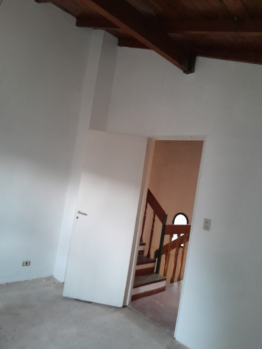HAEDO,TRIPLEX,TIPO CASA,4AMBIENTES,COCHERA, EXCELENTE ESTADO Y UBICACION, ZONA RESIDENCIAL, OPORTUNIDAD - 16