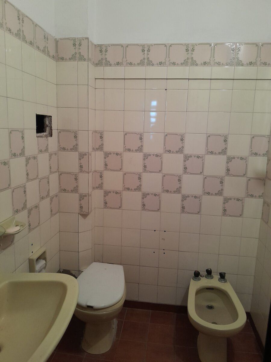 HAEDO,TRIPLEX,TIPO CASA,4AMBIENTES,COCHERA, EXCELENTE ESTADO Y UBICACION, ZONA RESIDENCIAL, OPORTUNIDAD - 23