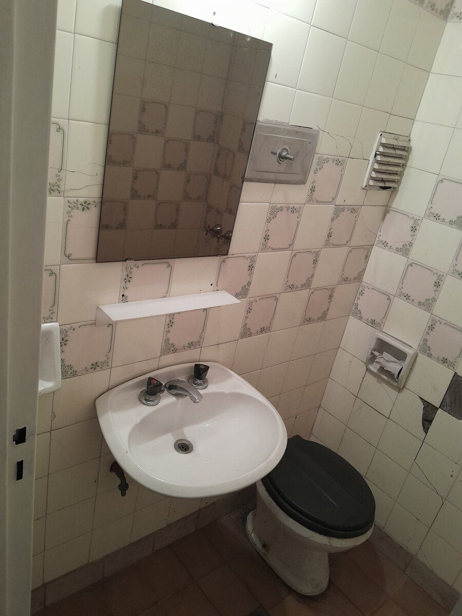 HAEDO,TRIPLEX,TIPO CASA,4AMBIENTES,COCHERA, EXCELENTE ESTADO Y UBICACION, ZONA RESIDENCIAL, OPORTUNIDAD - 27