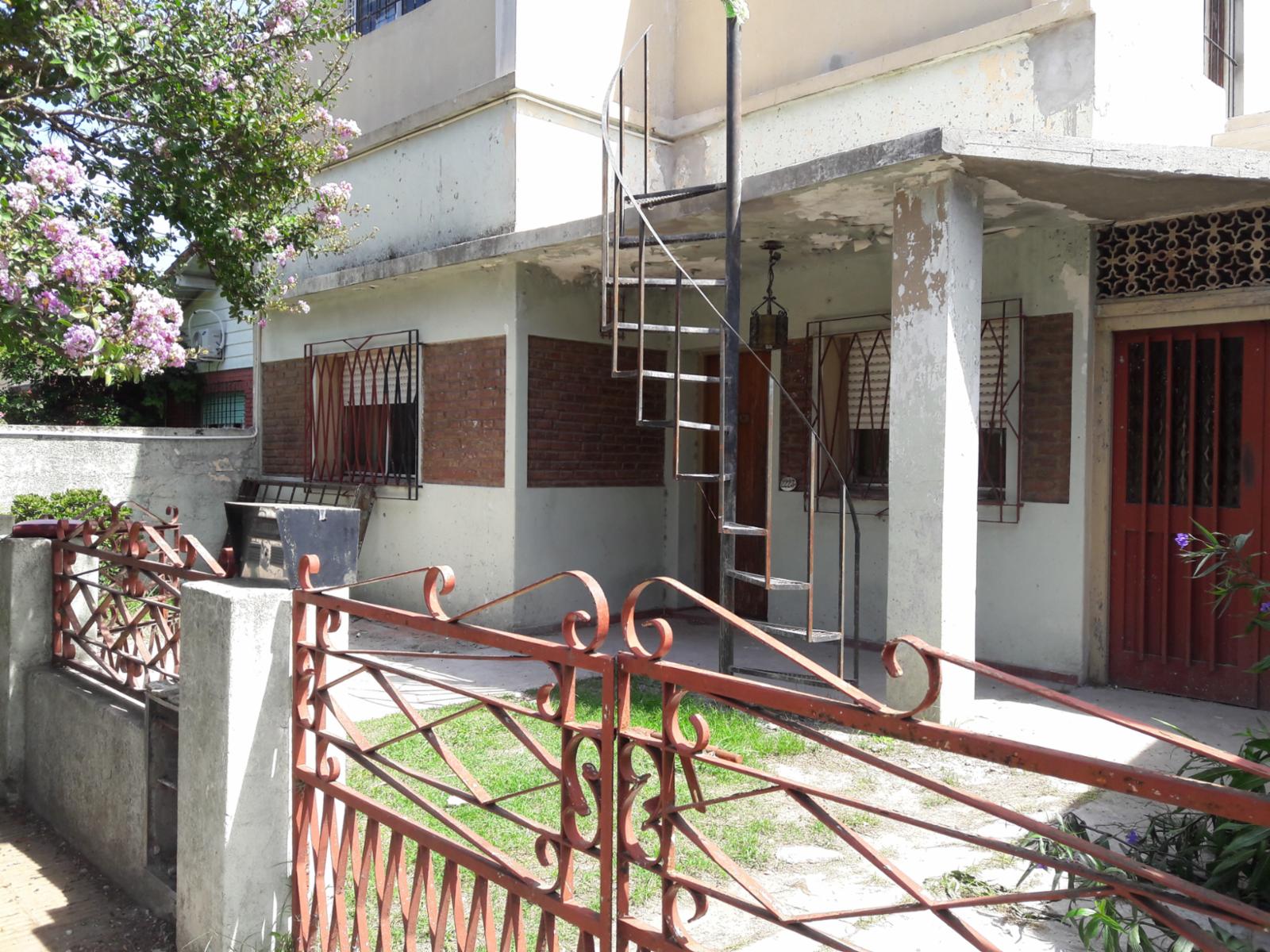 SE VENDE CASA DE 3 AMBIENTES CON GARAGE CUBIERTO, PORCH, TERRENO AMPLIO Y DEPARTAMENTO 2 AMB, ARRIBA NUEVO.ITUZAINGO.