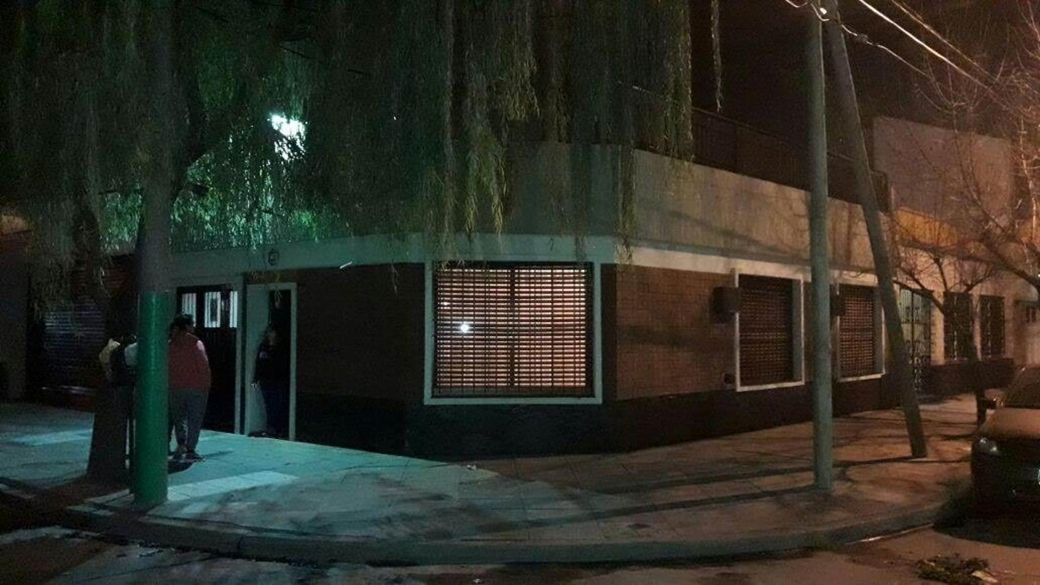 EXCELENTE CASA DE 3 AMBIENTE EN CIUDADELA CON TERRAZA .