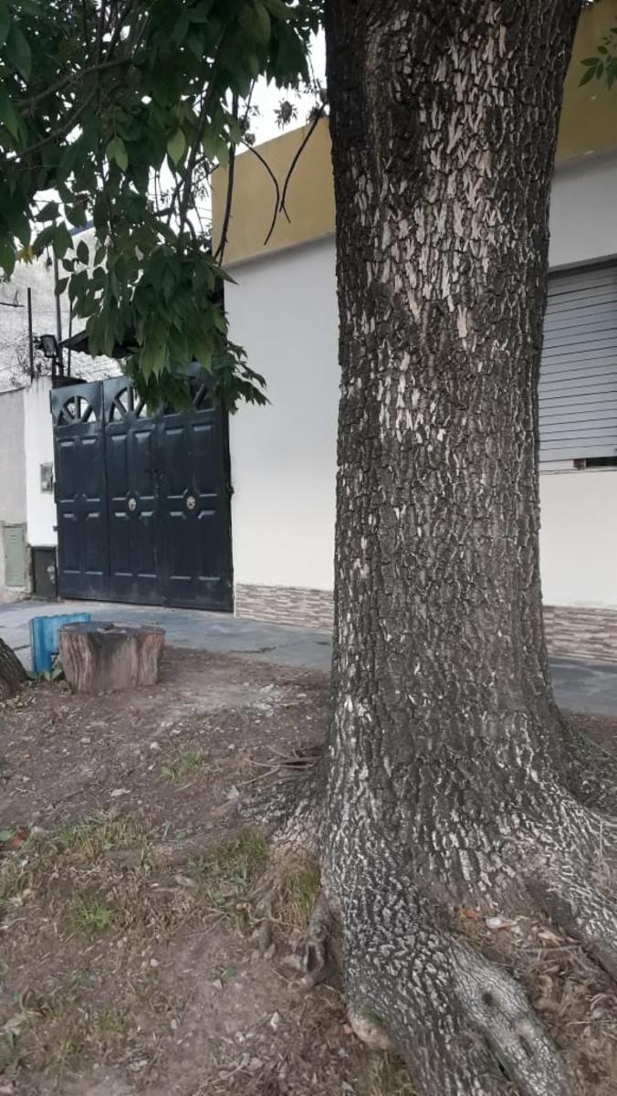 CASA AL FRENTE DE 3 AMBIENTES CON GARAGE ITUZAINGO SUR