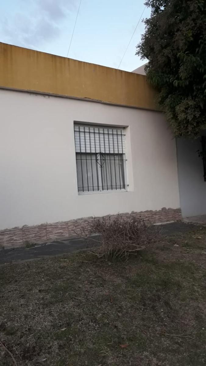 CASA AL FRENTE DE 3 AMBIENTES CON GARAGE ITUZAINGO SUR — foto 3