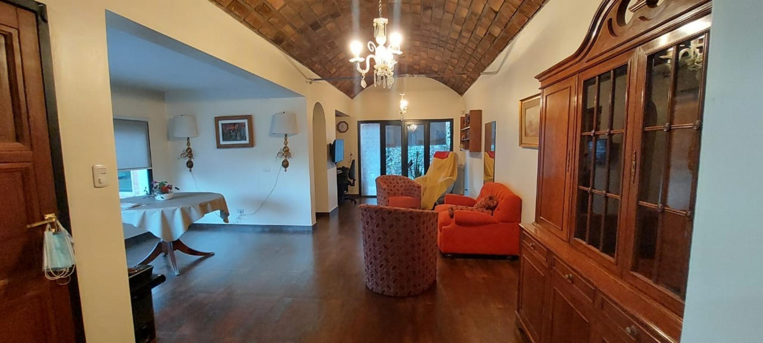 Casa con amplio jardin y Oficinas en Santa Genoveva
