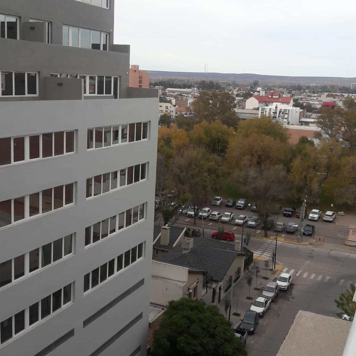 Excelente Departamento 2 Dormitorios con cochera y Balcon Terraza — foto 2