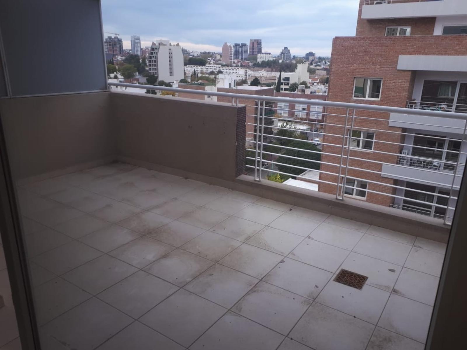 Excelente Departamento 2 Dormitorios con cochera y Balcon Terraza — foto 3