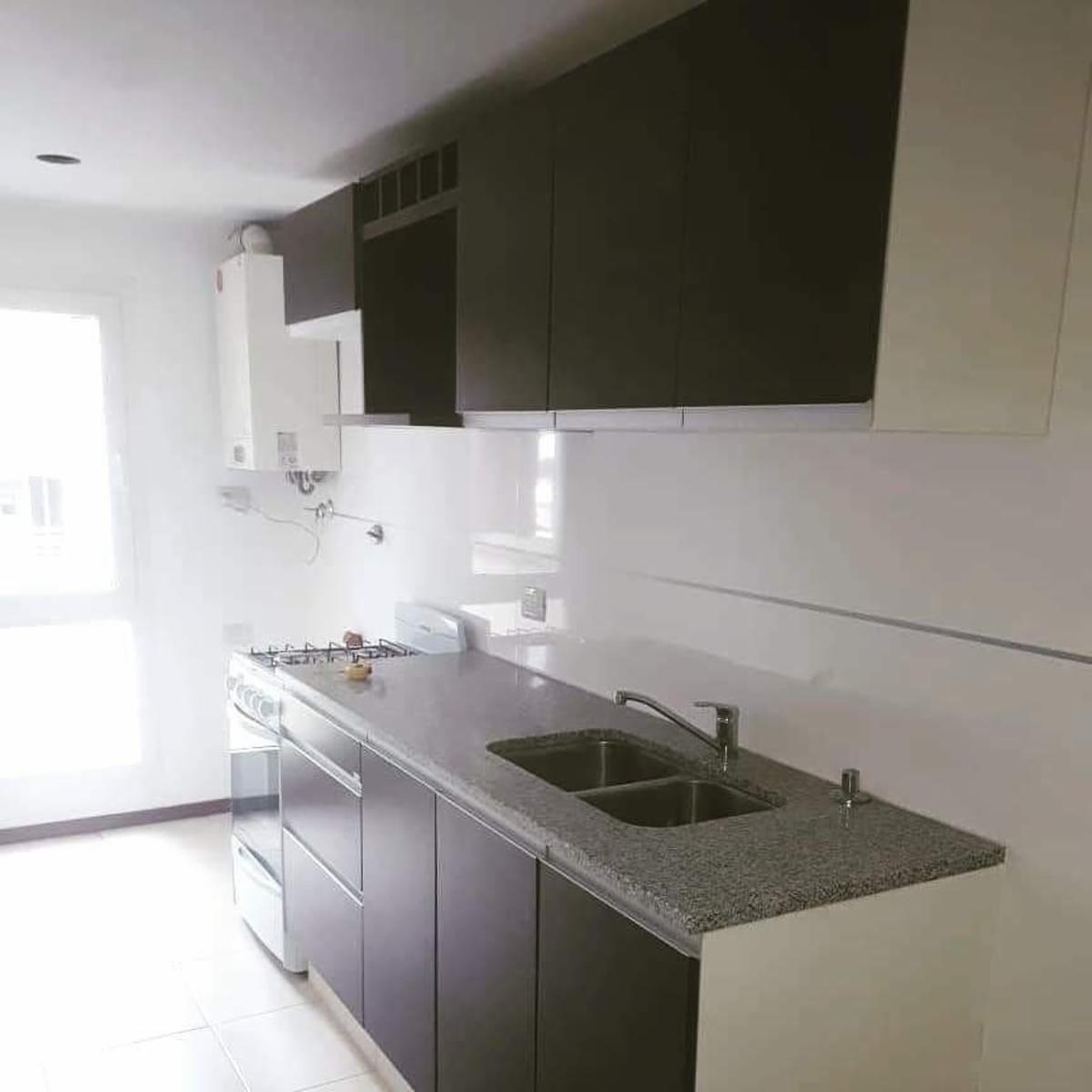 Excelente Departamento 2 Dormitorios con cochera y Balcon Terraza — foto 4
