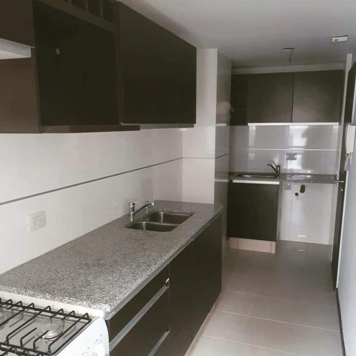 Excelente Departamento 2 Dormitorios con cochera y Balcon Terraza — foto 5