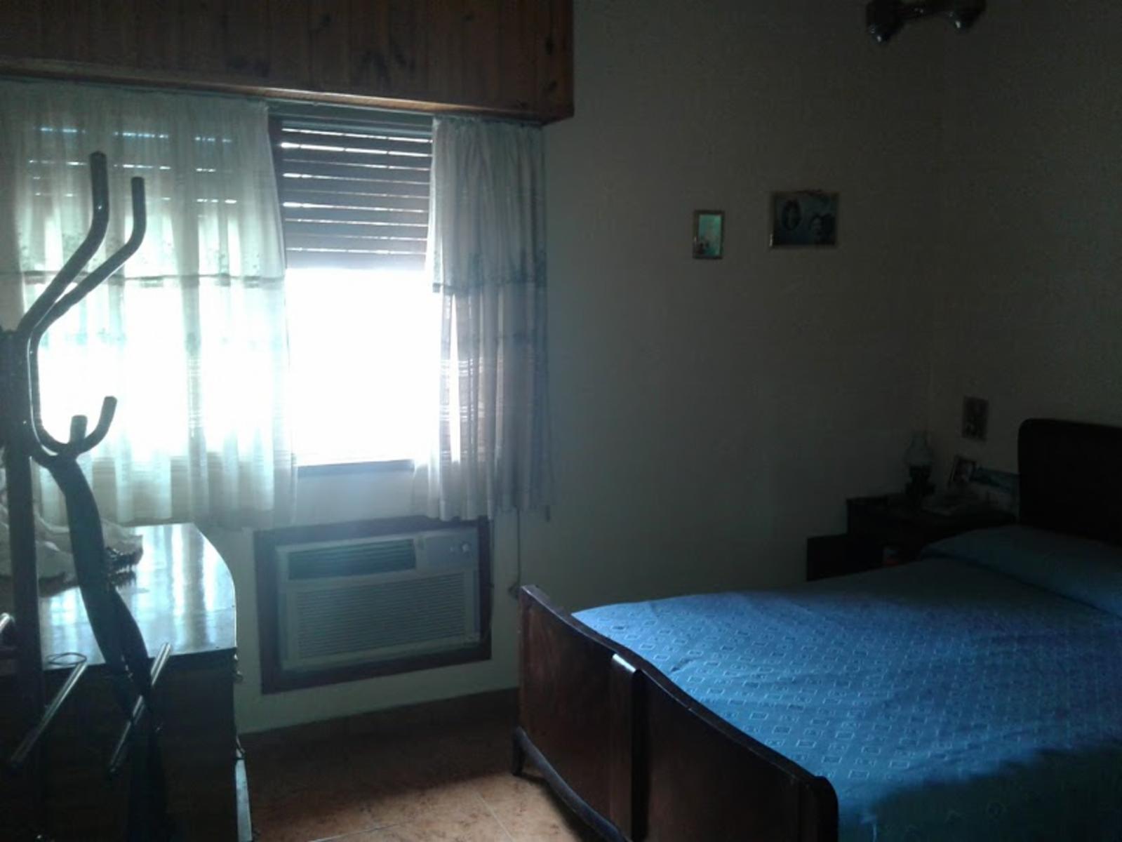 CHALET 4 AMBIENTES COCHERA PARA 4 AUTOS Y FONDO LIBRE ZONA CASEROS — foto 3