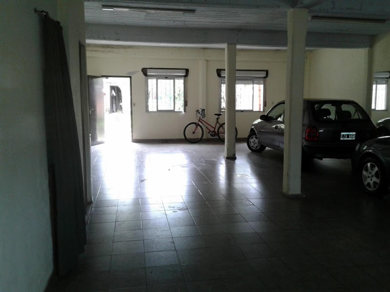 CHALET 4 AMBIENTES COCHERA PARA 4 AUTOS Y FONDO LIBRE ZONA CASEROS — foto 4