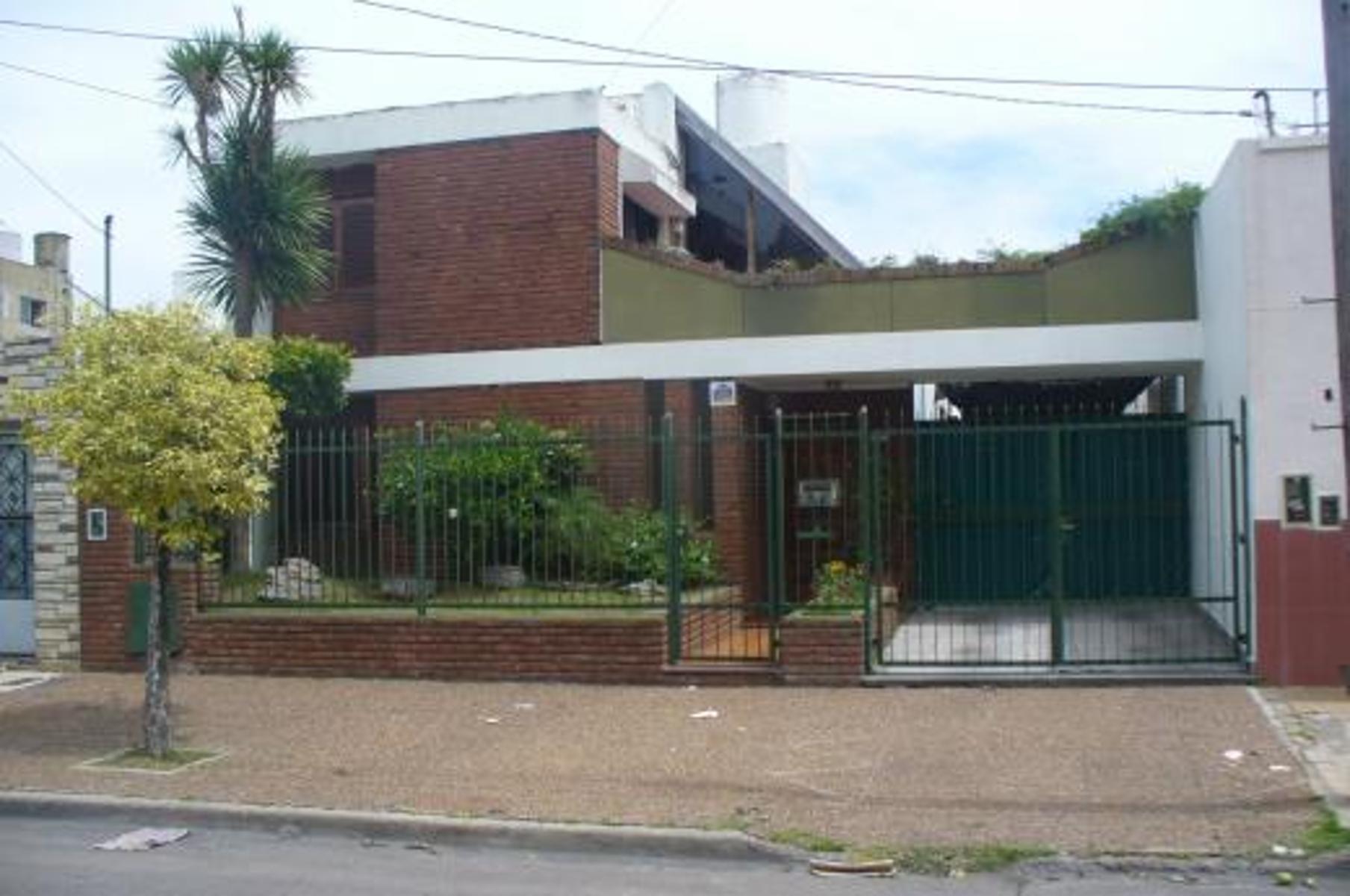 CASA 2 PLANTAS en lote 10x30 Villa Bosch