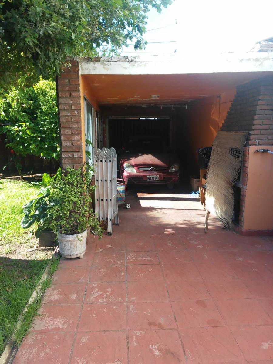 CASA AMPLIA EN LOTE PROPIO.