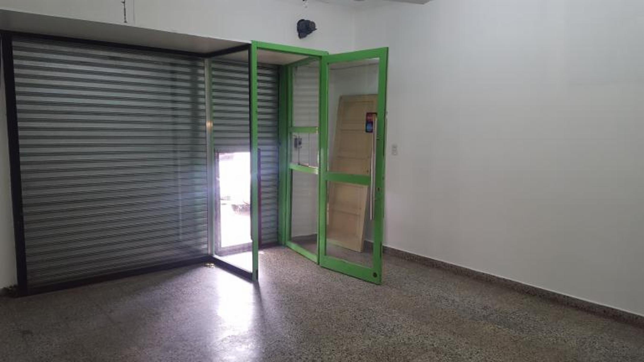 LOCAL 30M2 MUY BUENO FRENTE COLEGIO VILLA BOSCH - 1