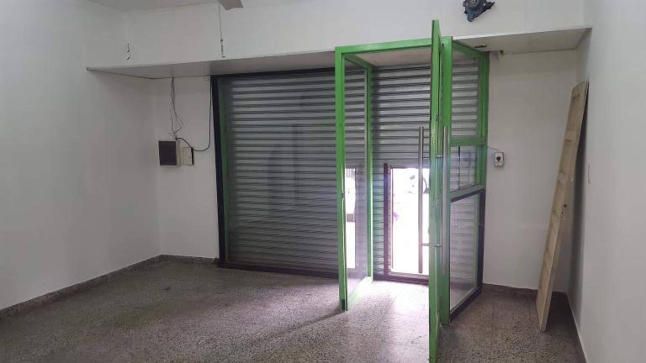 LOCAL 30M2 MUY BUENO FRENTE COLEGIO VILLA BOSCH - 6