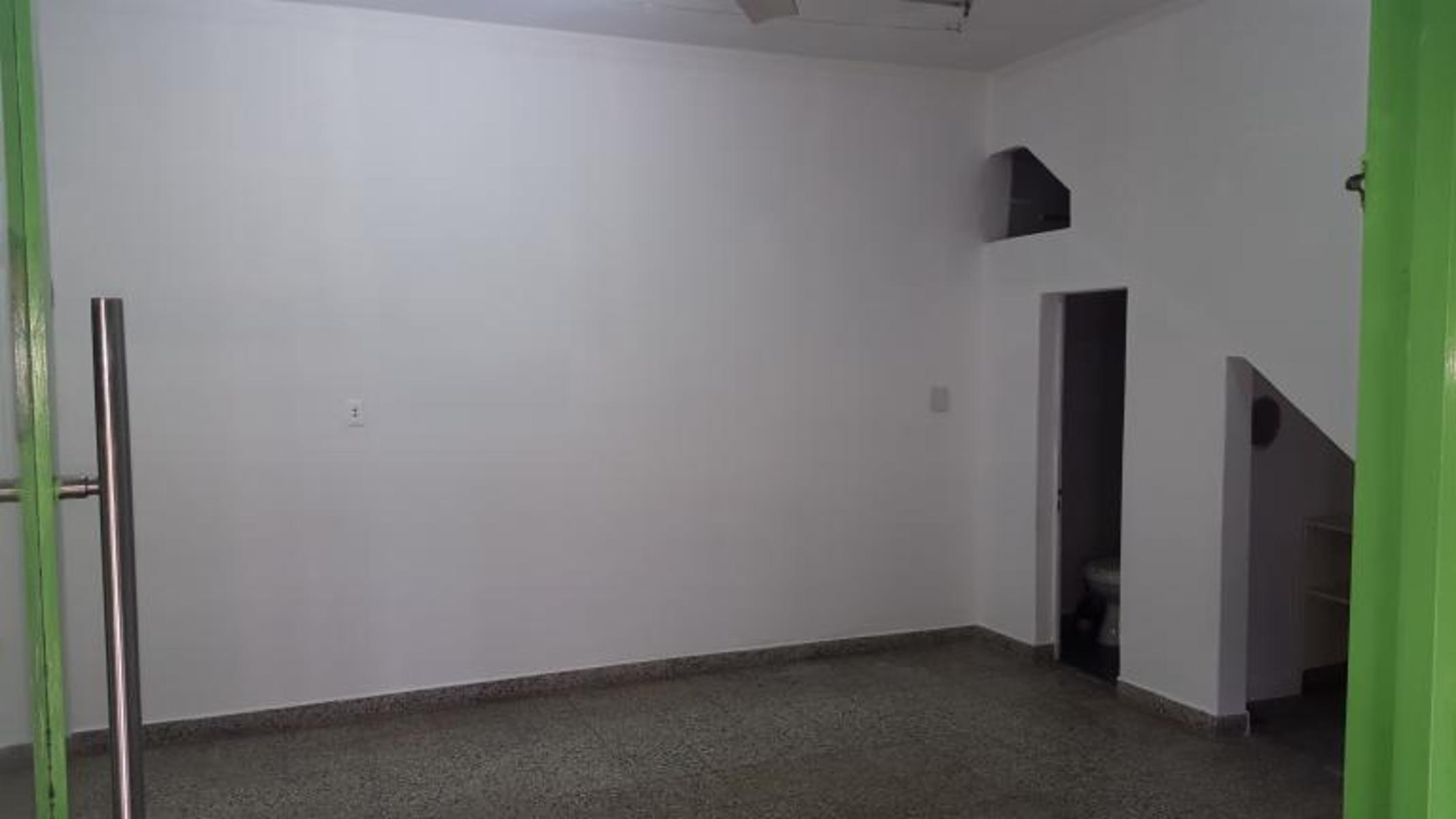 LOCAL 30M2 MUY BUENO FRENTE COLEGIO VILLA BOSCH - 7