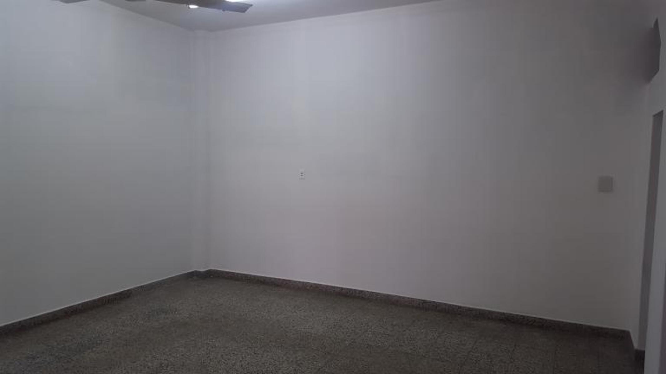 LOCAL 30M2 MUY BUENO FRENTE COLEGIO VILLA BOSCH - 8
