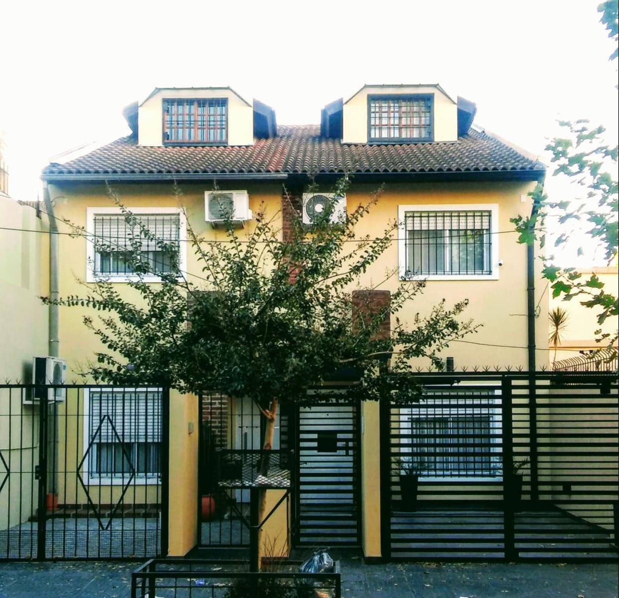 EXCELENTE TRIPLEX EN SANTOS LUGARES A METROS DEL CENTRO COMERCIAL