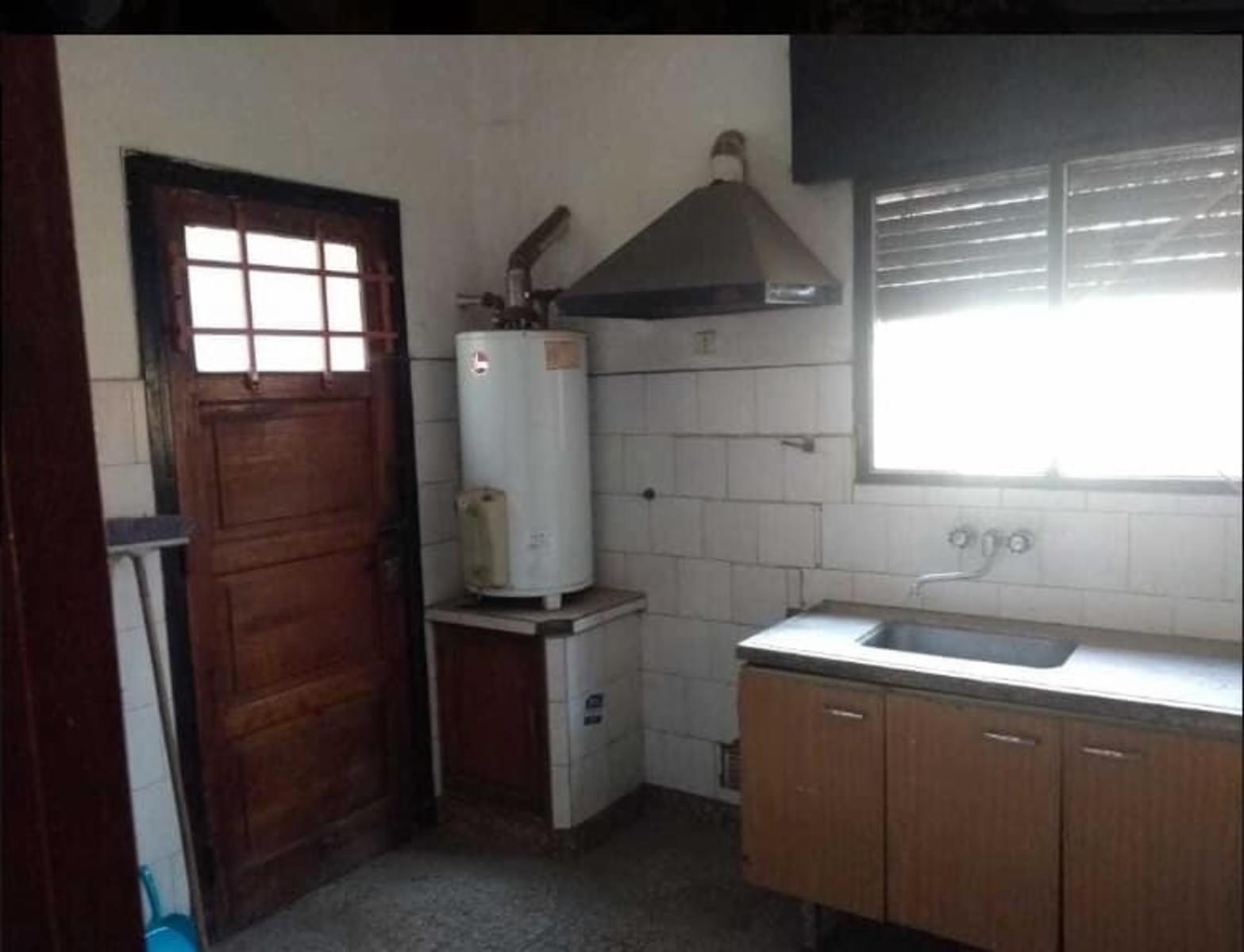 VENDO CASA DE DOS PLANTAS PARA RECICLAR SOBRE AV. MONSEÑOR PABLO CABRERA — foto 5