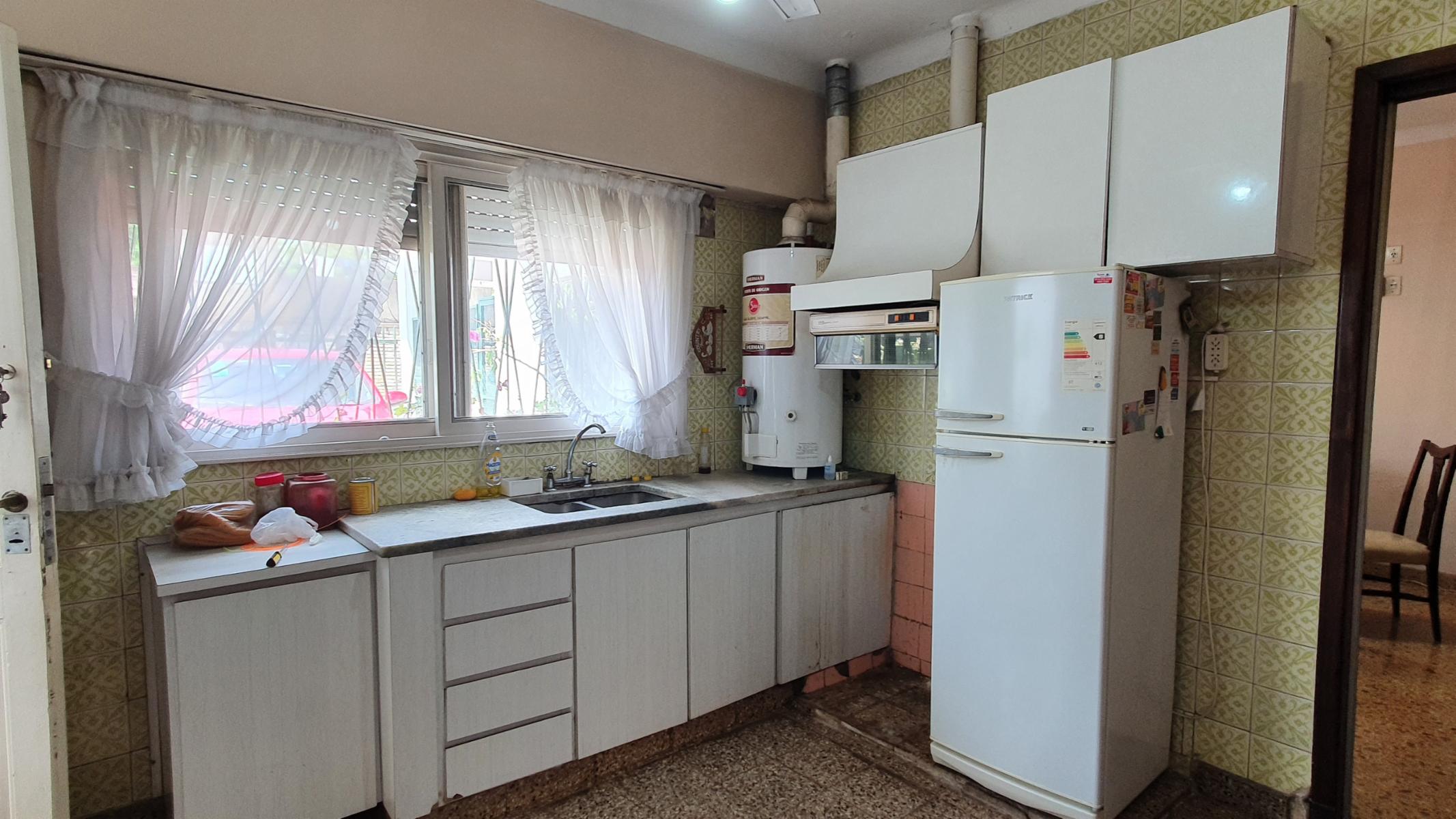 Casa 4 Ambientes, en dos plantas, excelente construccion, dos dormitorios, dos baños, cochera. NUEVO PRECIO, OPORTUNIDAD — foto 2