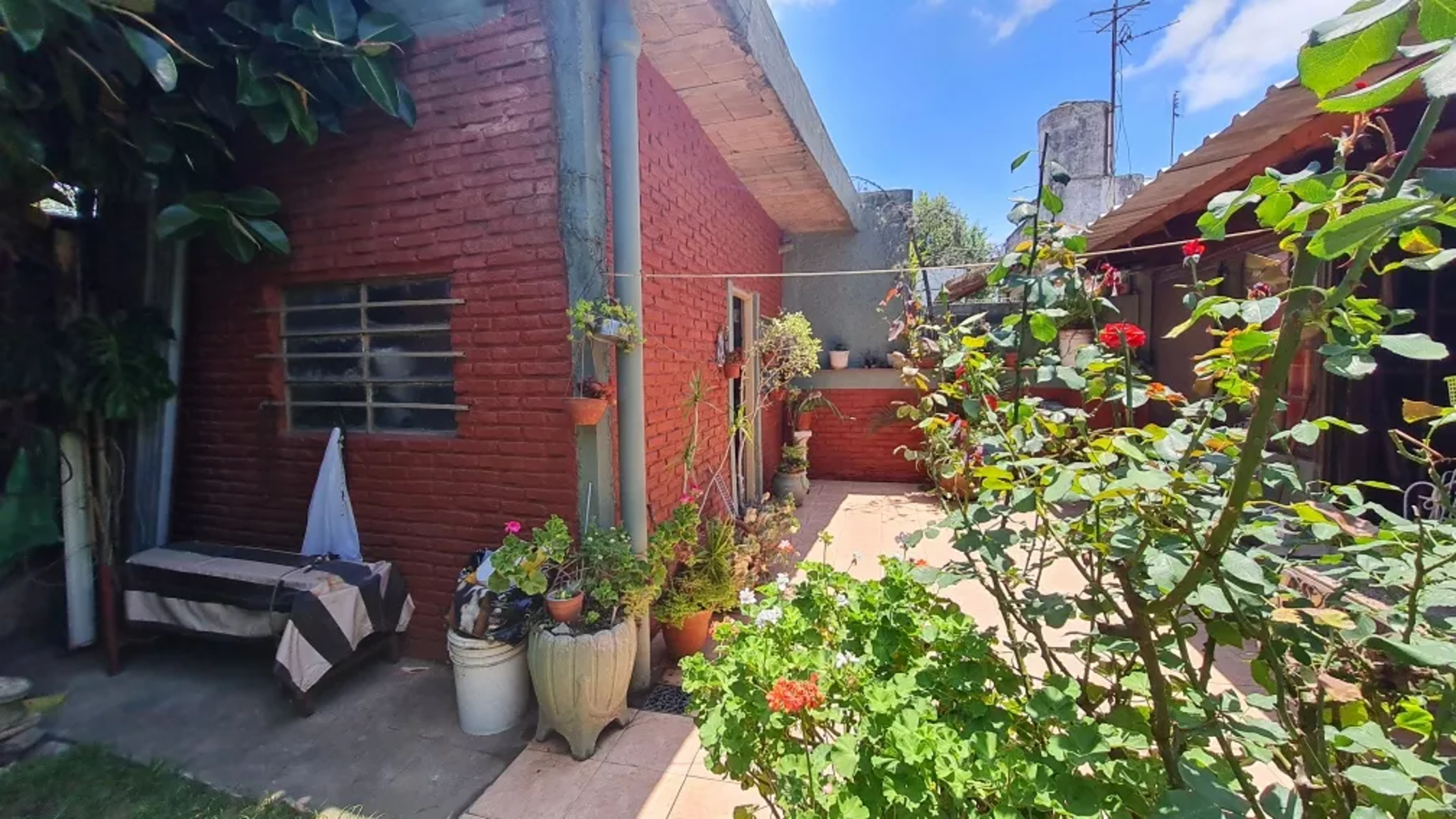 Casa En Esquina, Con Amplio Espacio Verde
