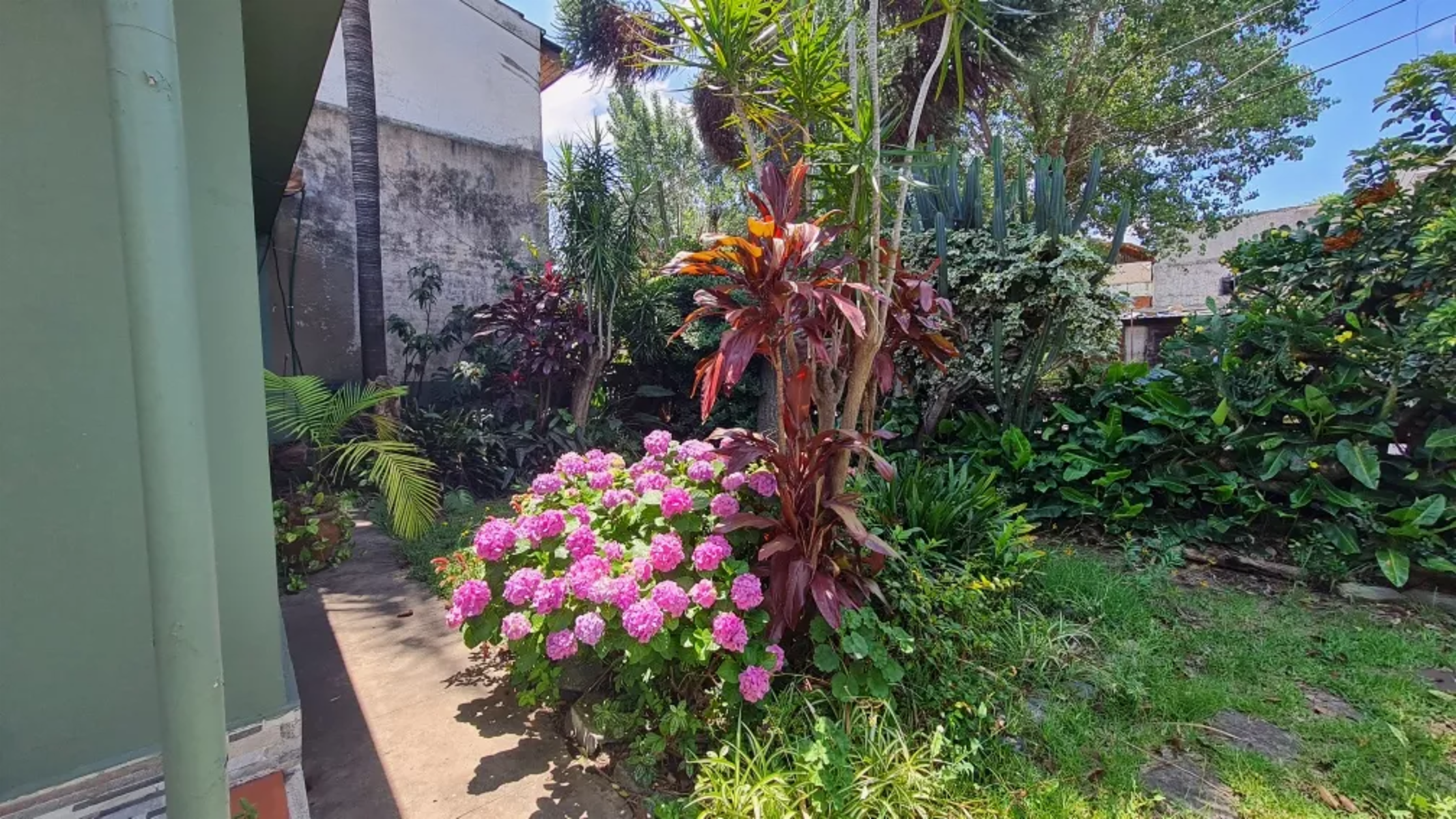 Casa En Esquina, Con Amplio Espacio Verde — foto 4
