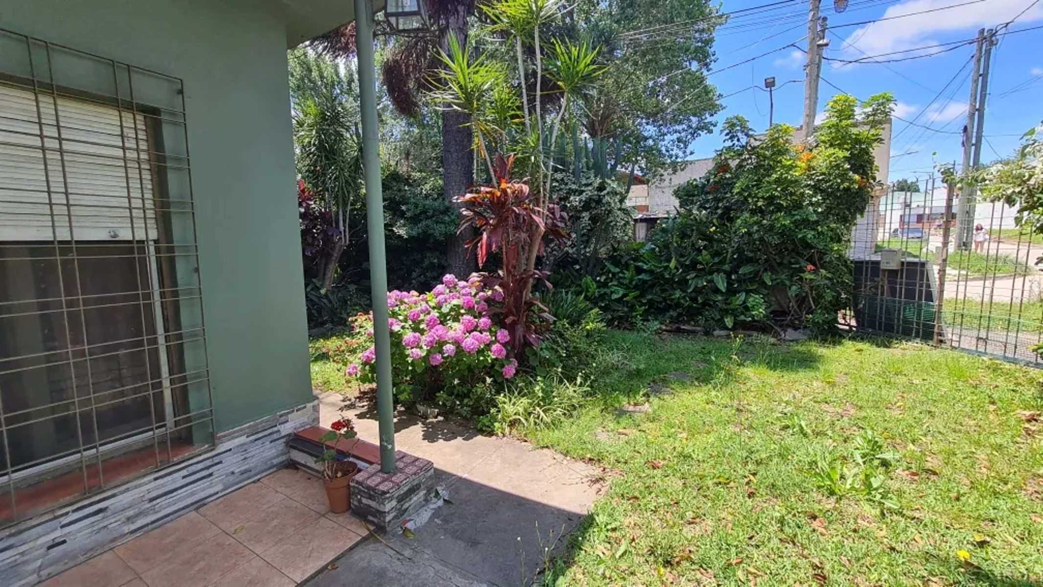 Casa En Esquina, Con Amplio Espacio Verde — foto 5