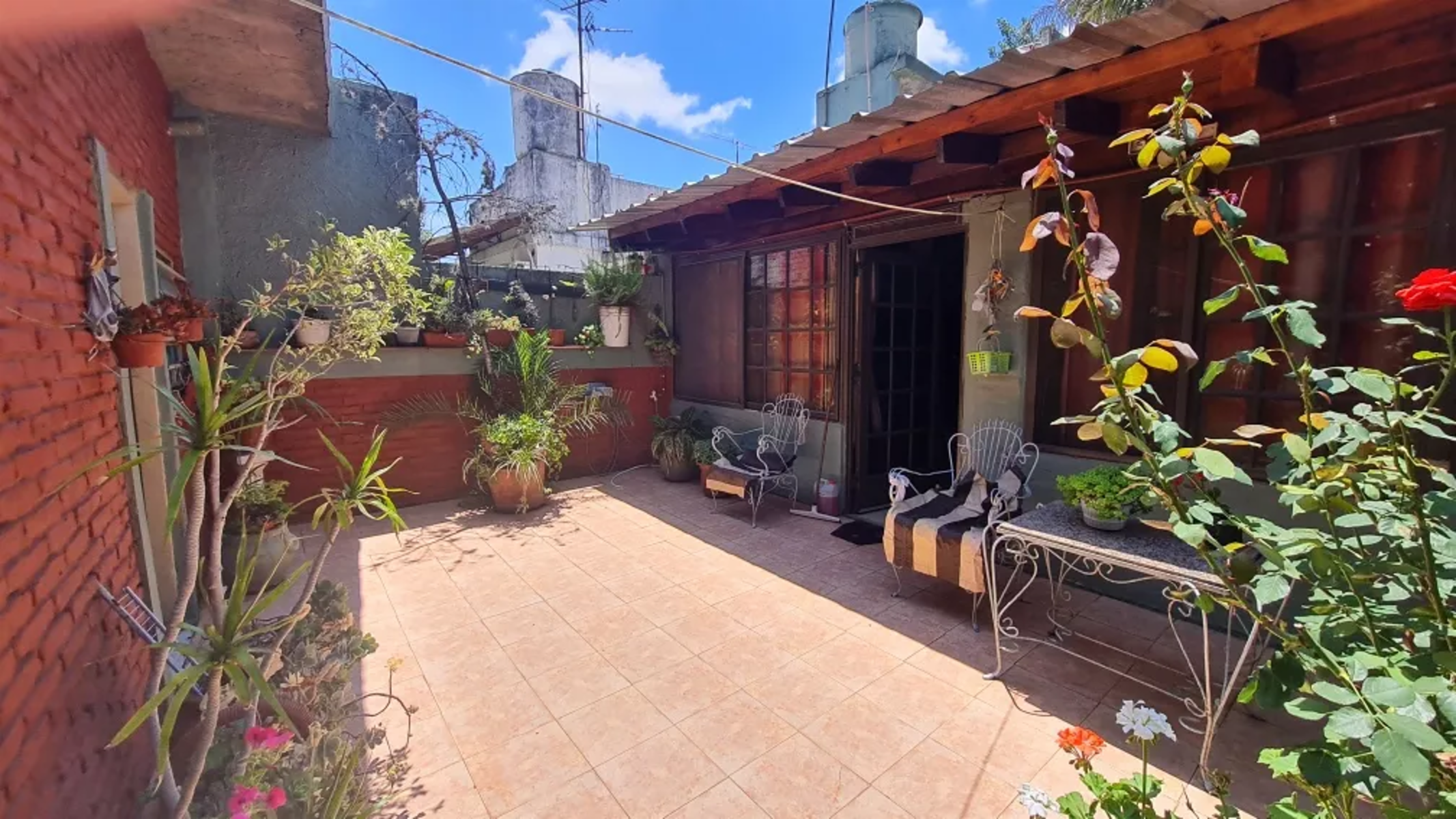 Casa En Esquina, Con Amplio Espacio Verde — foto 6