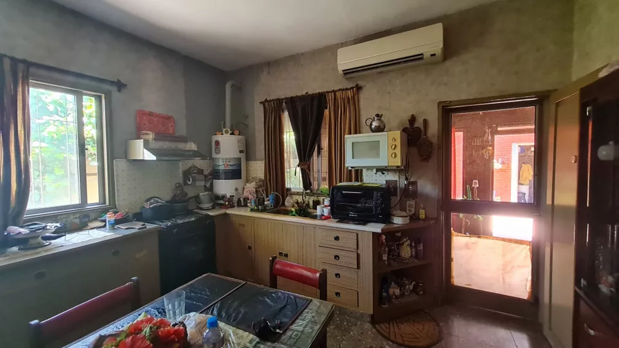 Casa En Esquina, Con Amplio Espacio Verde — foto 8