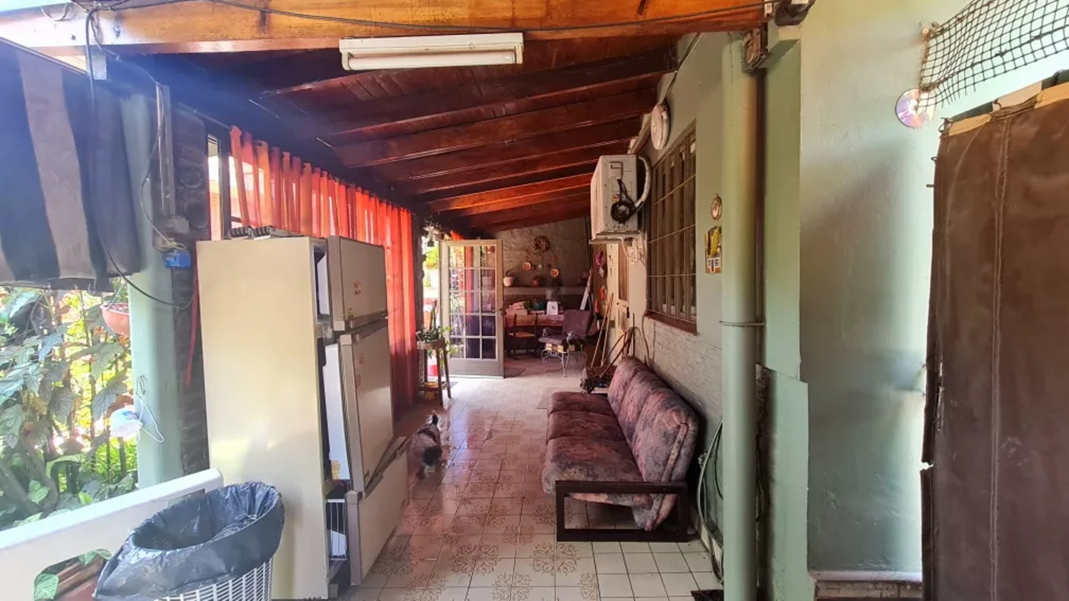 Casa En Esquina, Con Amplio Espacio Verde — foto 11