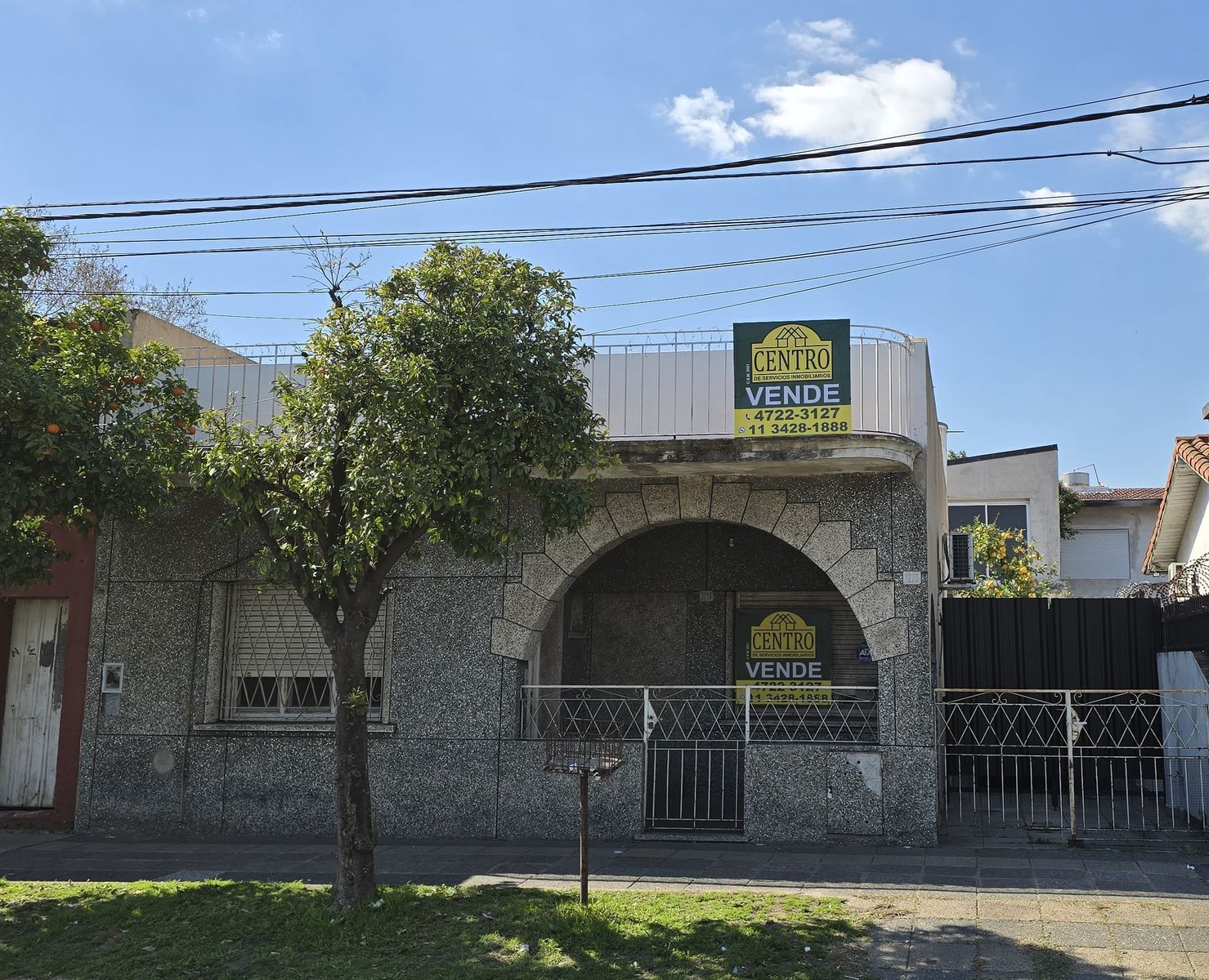 Importante ubicacion, casa 3 ambientes, excelente jardin, hermoso espacio verde, cochera — foto 2