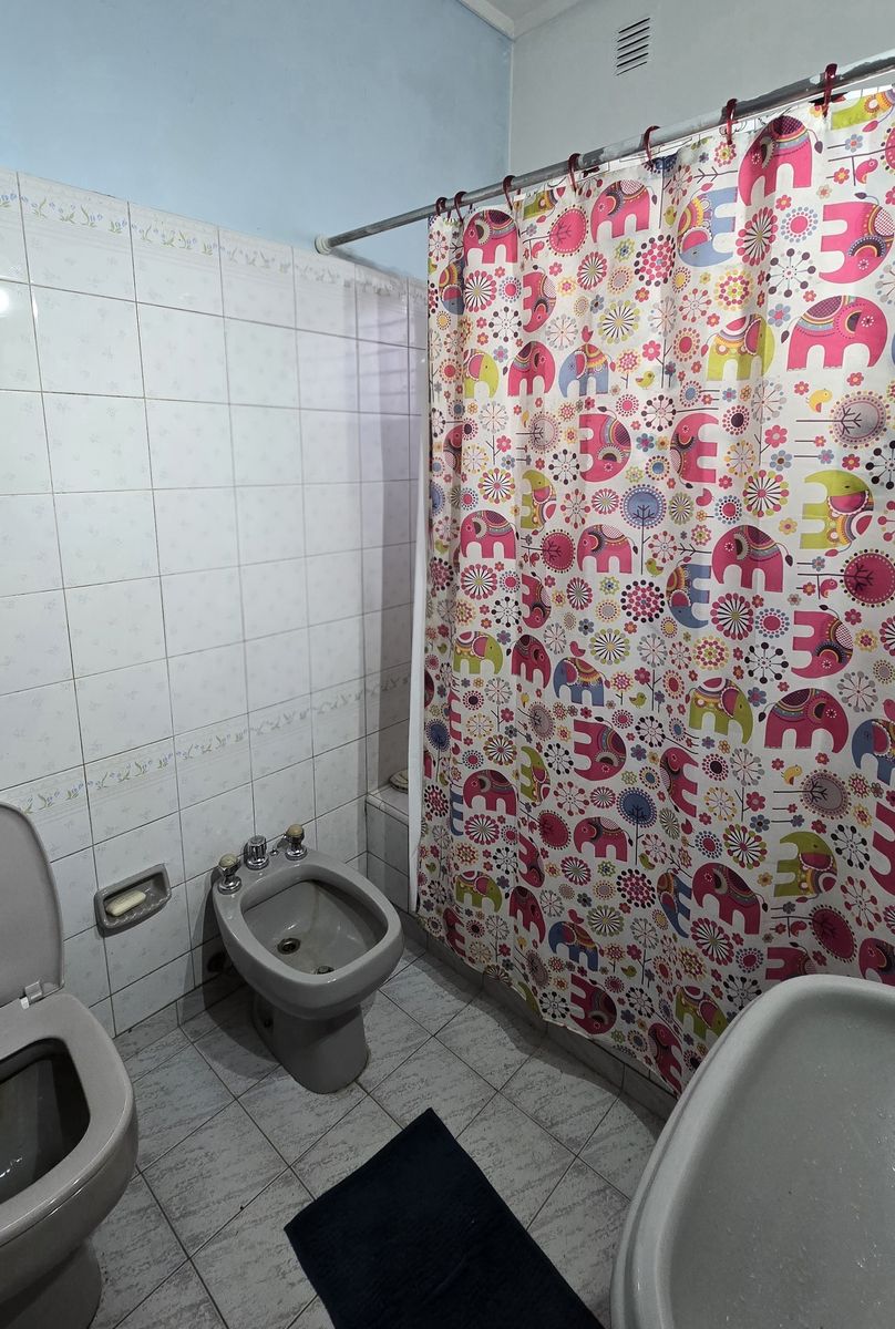 Importante ubicacion, casa 3 ambientes, excelente jardin, hermoso espacio verde, cochera — foto 8