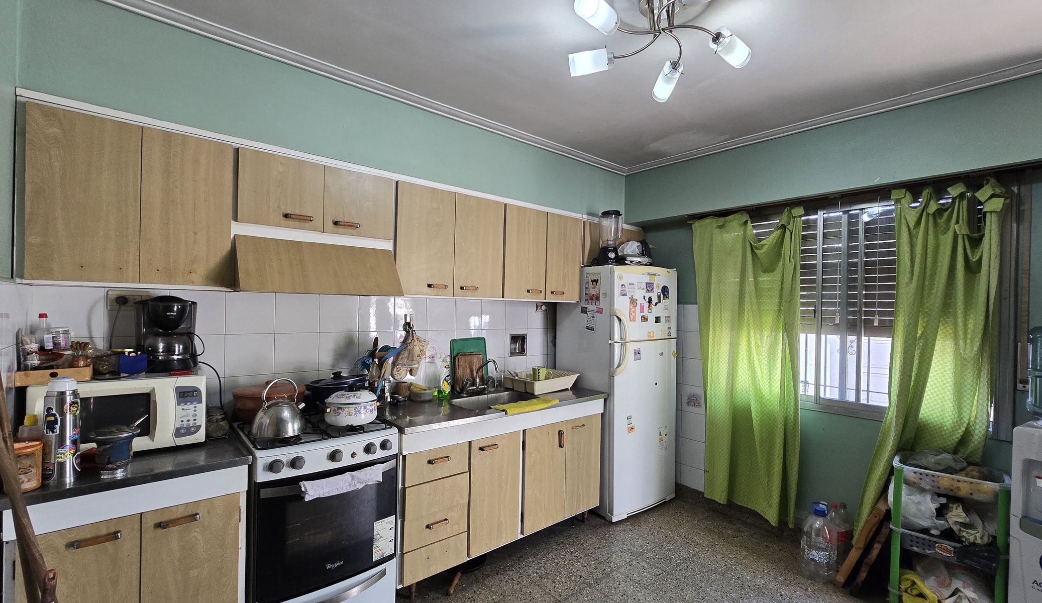 Importante ubicacion, casa 3 ambientes, excelente jardin, hermoso espacio verde, cochera — foto 11
