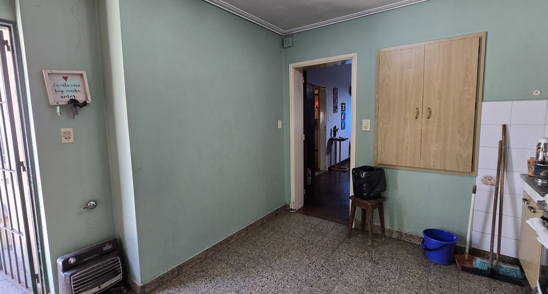 Importante ubicacion, casa 3 ambientes, excelente jardin, hermoso espacio verde, cochera — foto 12