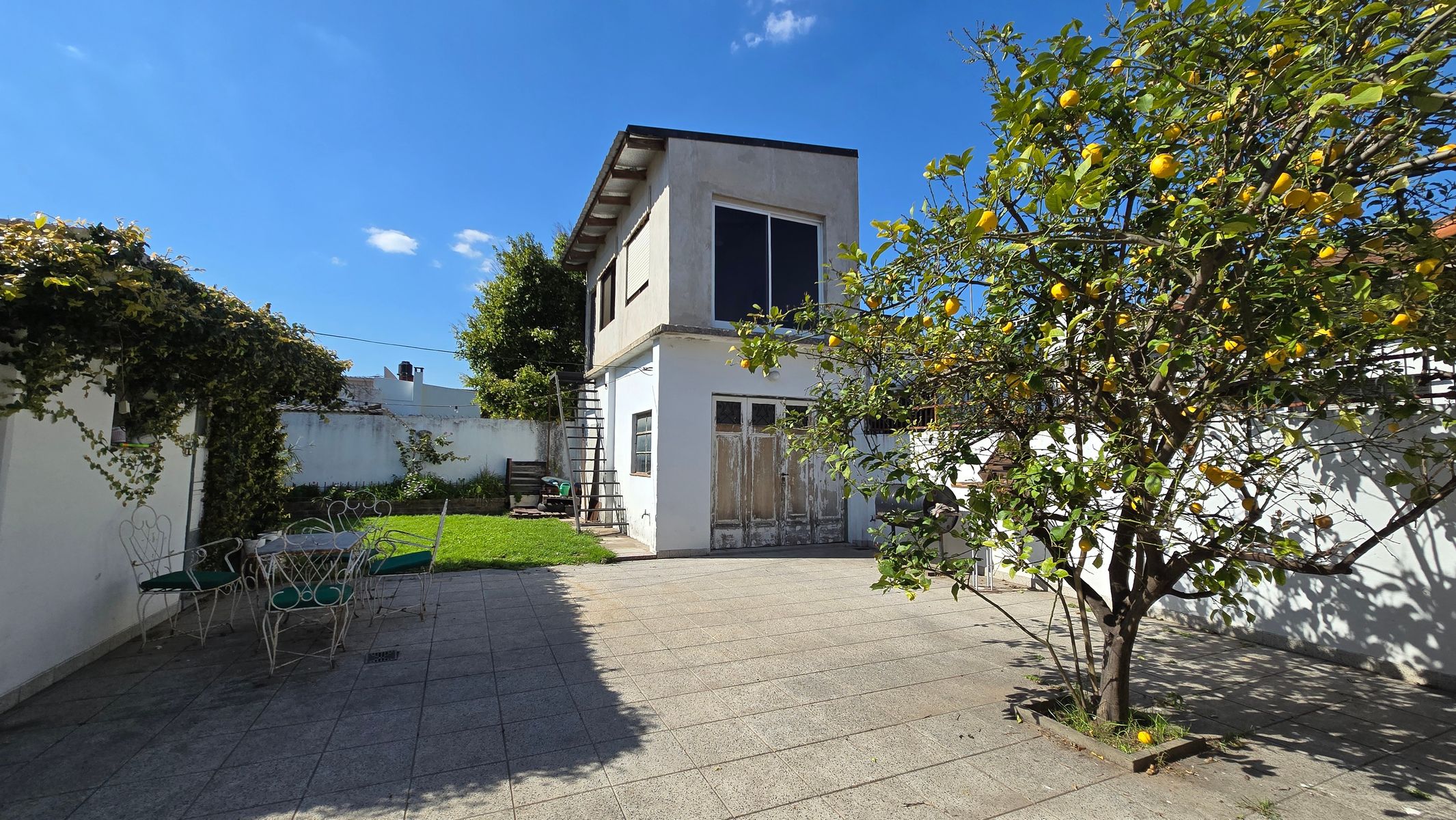 Importante ubicacion, casa 3 ambientes, excelente jardin, hermoso espacio verde, cochera — foto 13