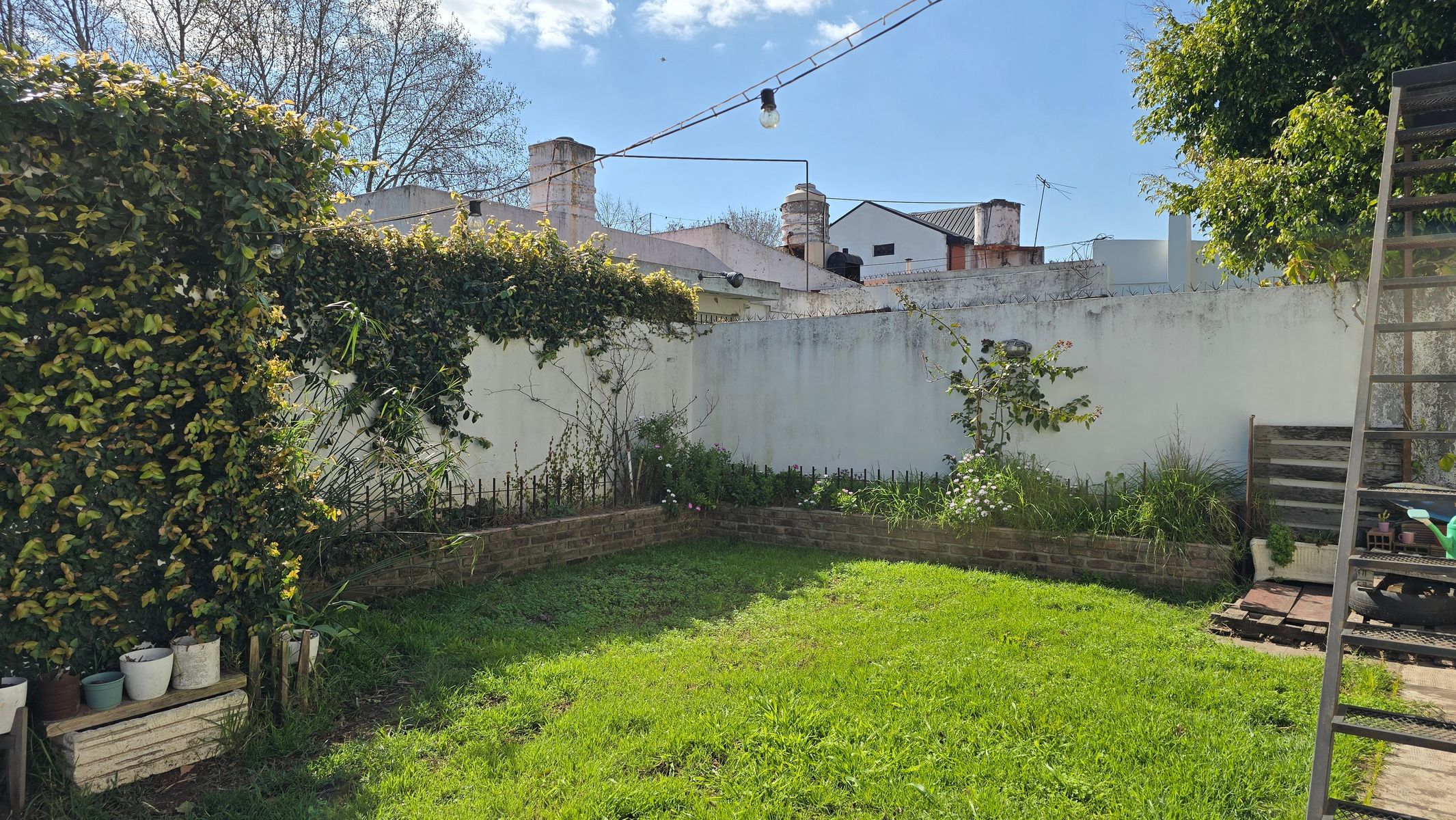 Importante ubicacion, casa 3 ambientes, excelente jardin, hermoso espacio verde, cochera — foto 15