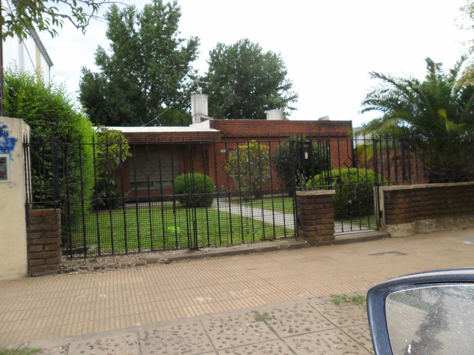 VENTA - CASA, UBICADA EN CALLE RAWSON, GARIN