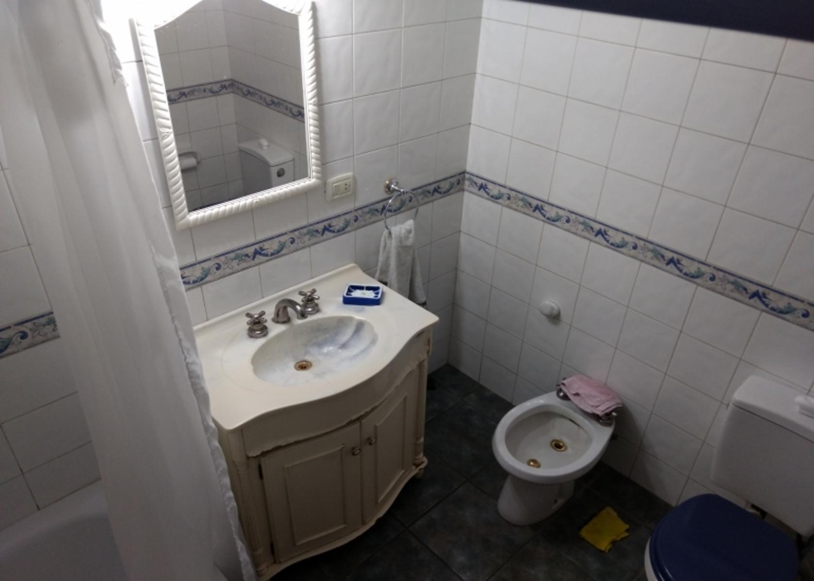 VENTA. MORON. EXCELENTE PROPIEDAD DE 5 AMBIENTES.
