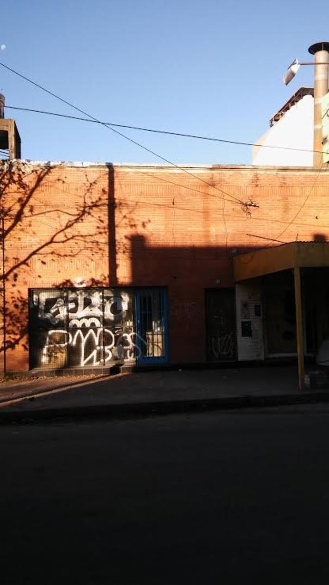 VENTA DE LOCAL EN PH CON AMPLIO FONDO. TOTAL 200m2 aprox. EXCELENTE UBICACIÓN EN MORÓN NORTE. — foto 3