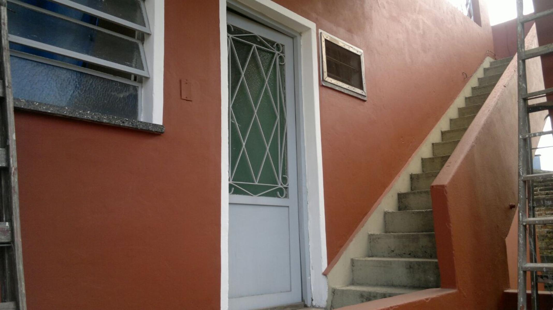 AMPLIA CASA EN DOS PISOS; GARAGE CUBIERTO; UBICADA EN MORÒN NORTE A METROS DE ACCESO A CAPITAL Y PROVINCIA. — foto 2