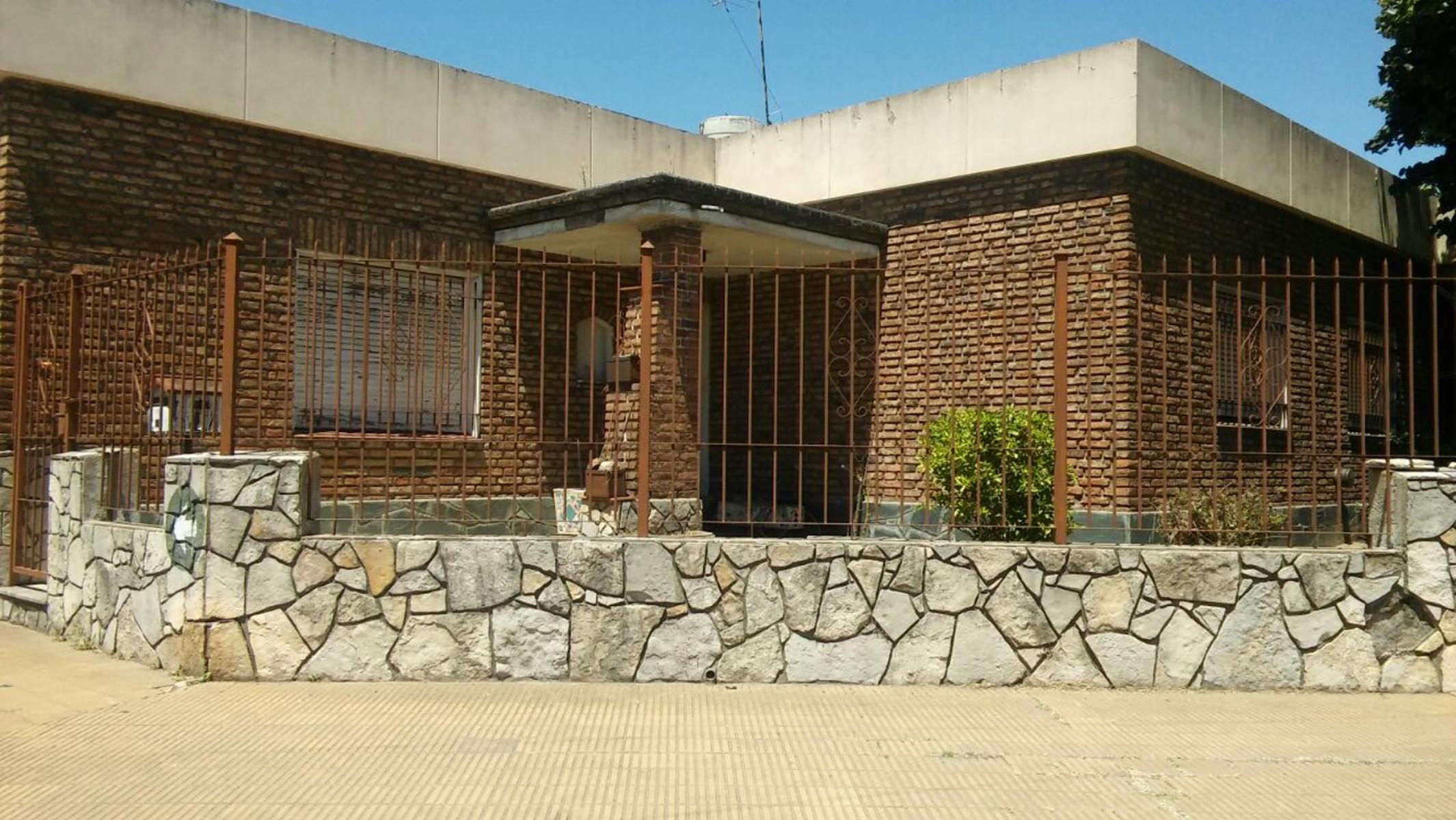 MORÓN AMPLIA CASA EN ESQUINA CALLE ORTIZ DE ROSAS Y TOMÁS GUIDO 3 AMB. CON GARAGE PARA REACONDICIONAR 160M2 CUB.POSIBILIDAD DE ADHERIR LOTE DE 10 X30