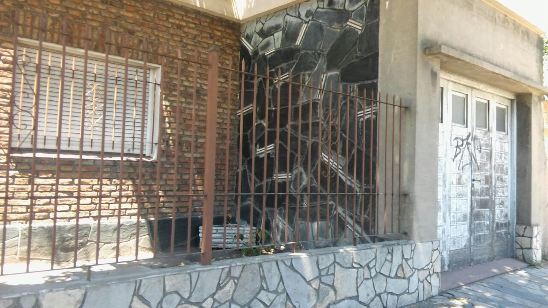 MORÓN AMPLIA CASA EN ESQUINA CALLE ORTIZ DE ROSAS Y TOMÁS GUIDO 3 AMB. CON GARAGE PARA REACONDICIONAR 160M2 CUB.POSIBILIDAD DE ADHERIR LOTE DE 10 X30 — foto 2