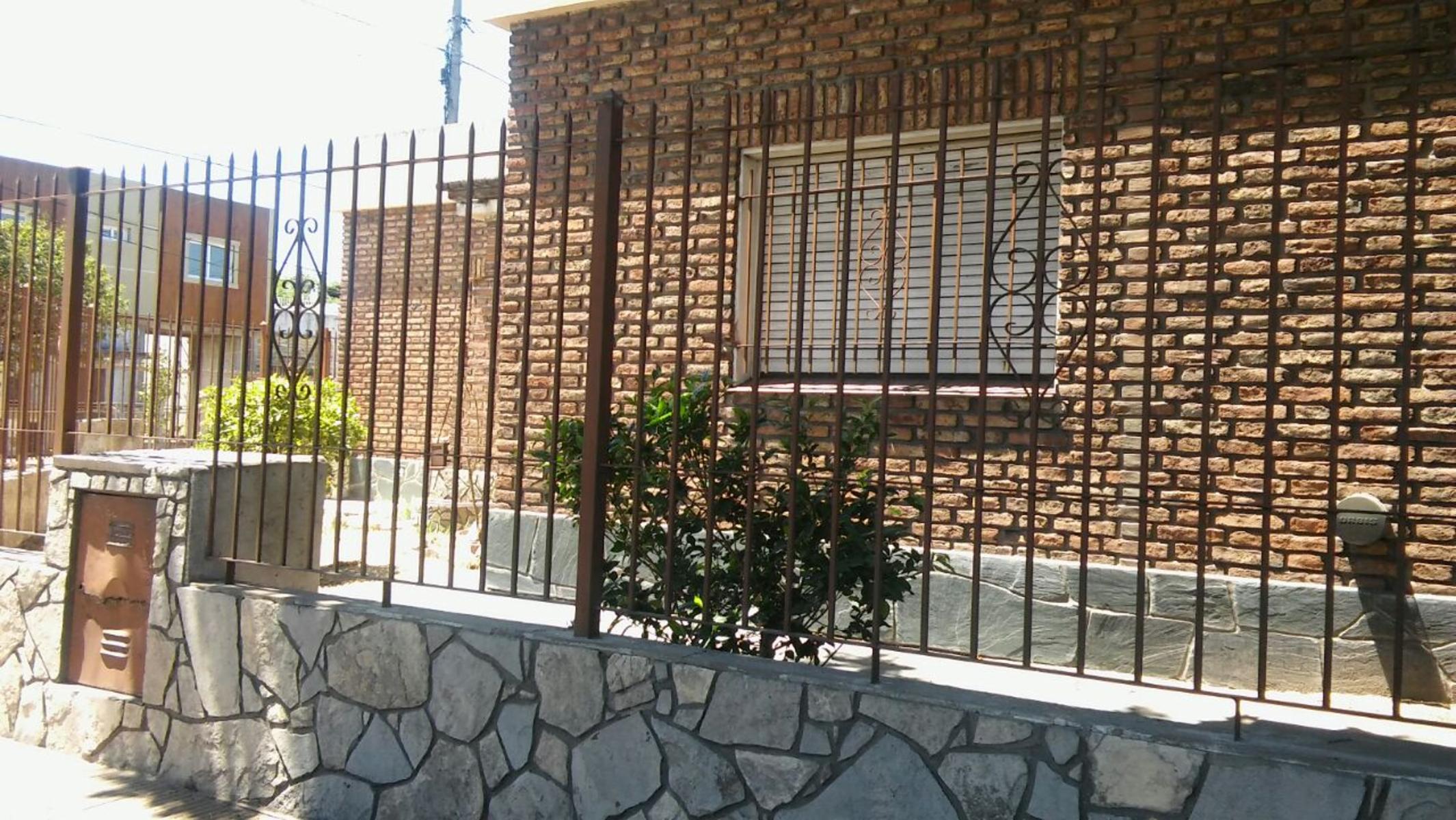 MORÓN AMPLIA CASA EN ESQUINA CALLE ORTIZ DE ROSAS Y TOMÁS GUIDO 3 AMB. CON GARAGE PARA REACONDICIONAR 160M2 CUB.POSIBILIDAD DE ADHERIR LOTE DE 10 X30 — foto 3