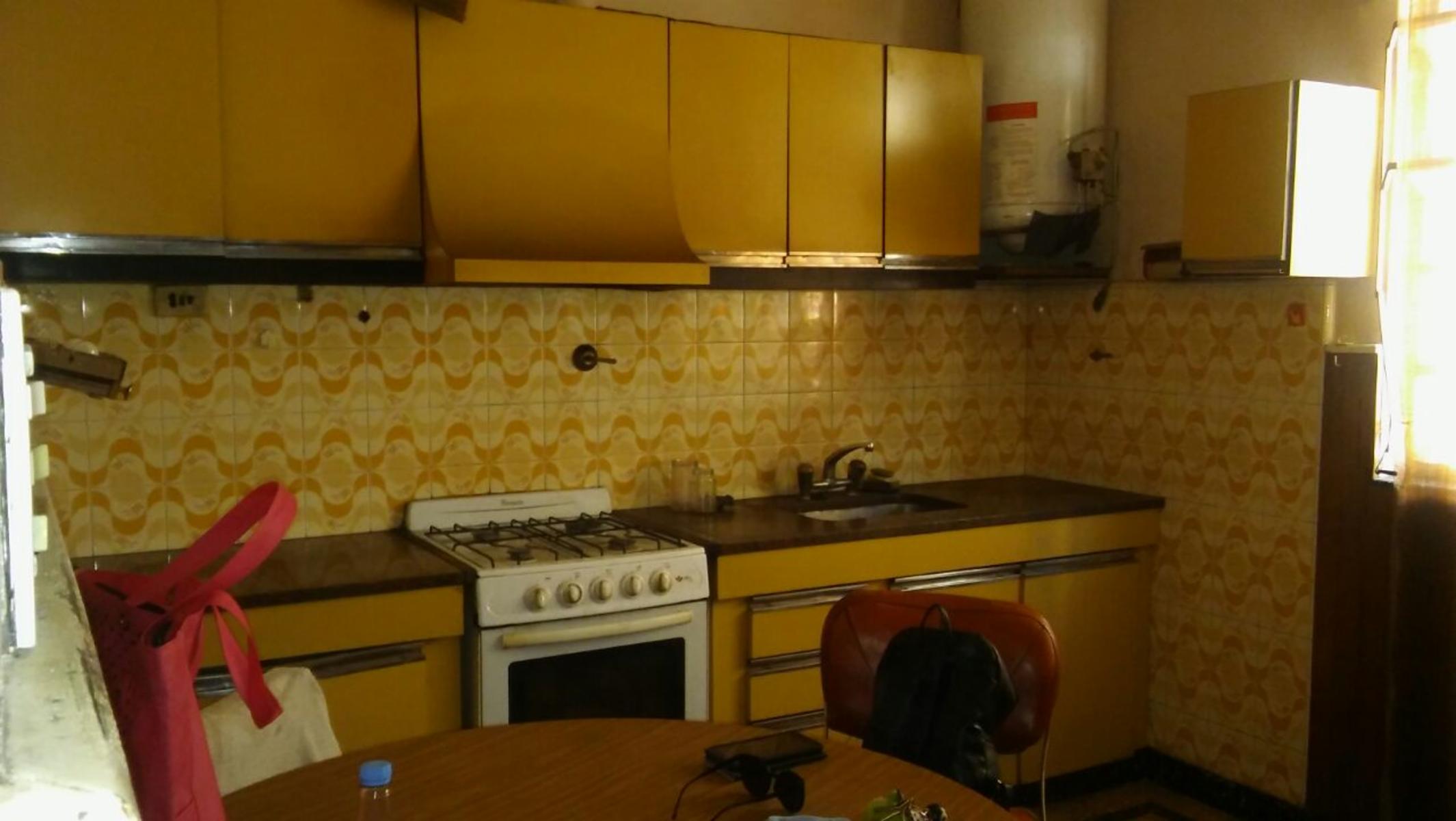 MORÓN AMPLIA CASA EN ESQUINA CALLE ORTIZ DE ROSAS Y TOMÁS GUIDO 3 AMB. CON GARAGE PARA REACONDICIONAR 160M2 CUB.POSIBILIDAD DE ADHERIR LOTE DE 10 X30 — foto 4