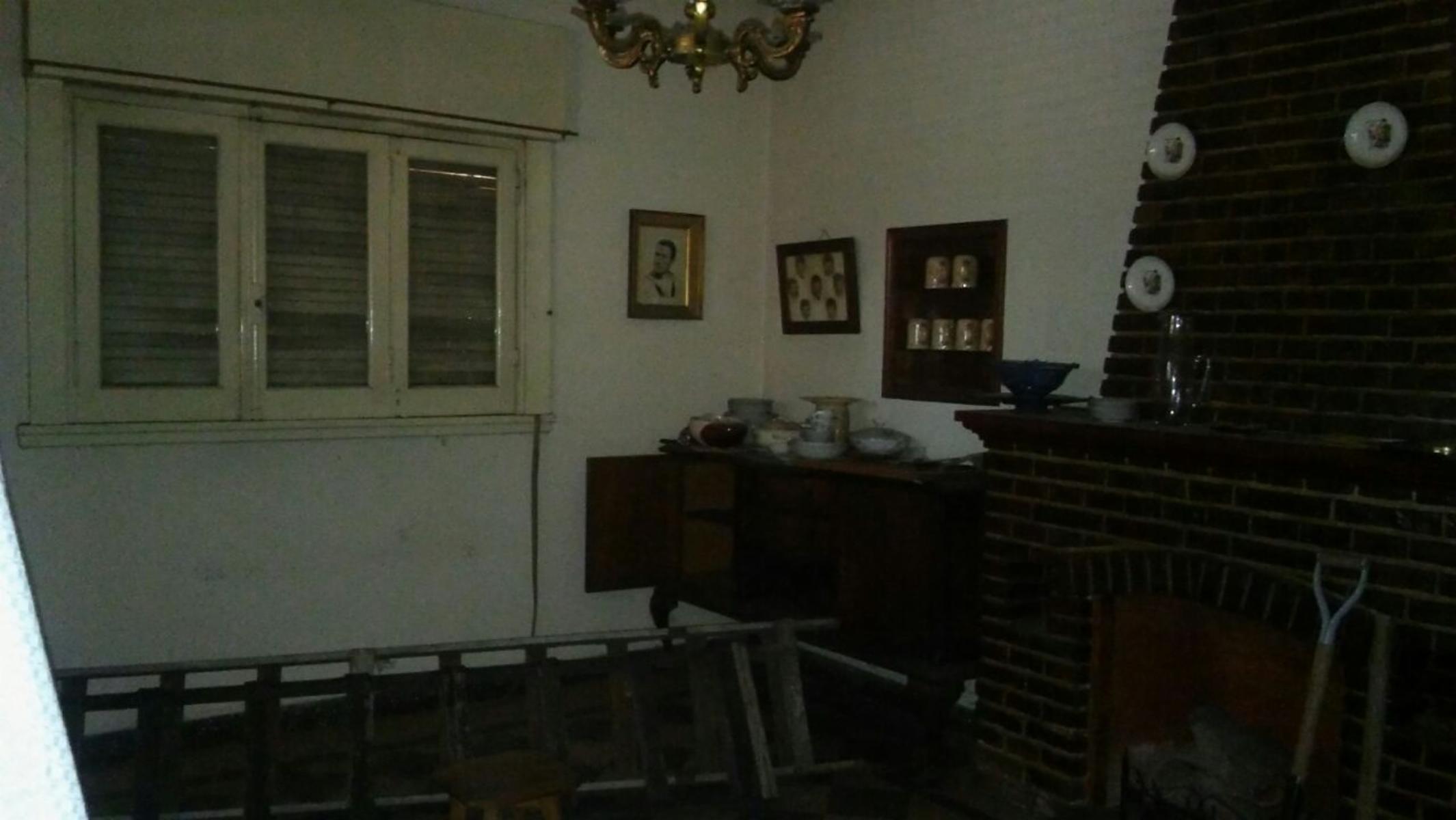 MORÓN AMPLIA CASA EN ESQUINA CALLE ORTIZ DE ROSAS Y TOMÁS GUIDO 3 AMB. CON GARAGE PARA REACONDICIONAR 160M2 CUB.POSIBILIDAD DE ADHERIR LOTE DE 10 X30 — foto 7