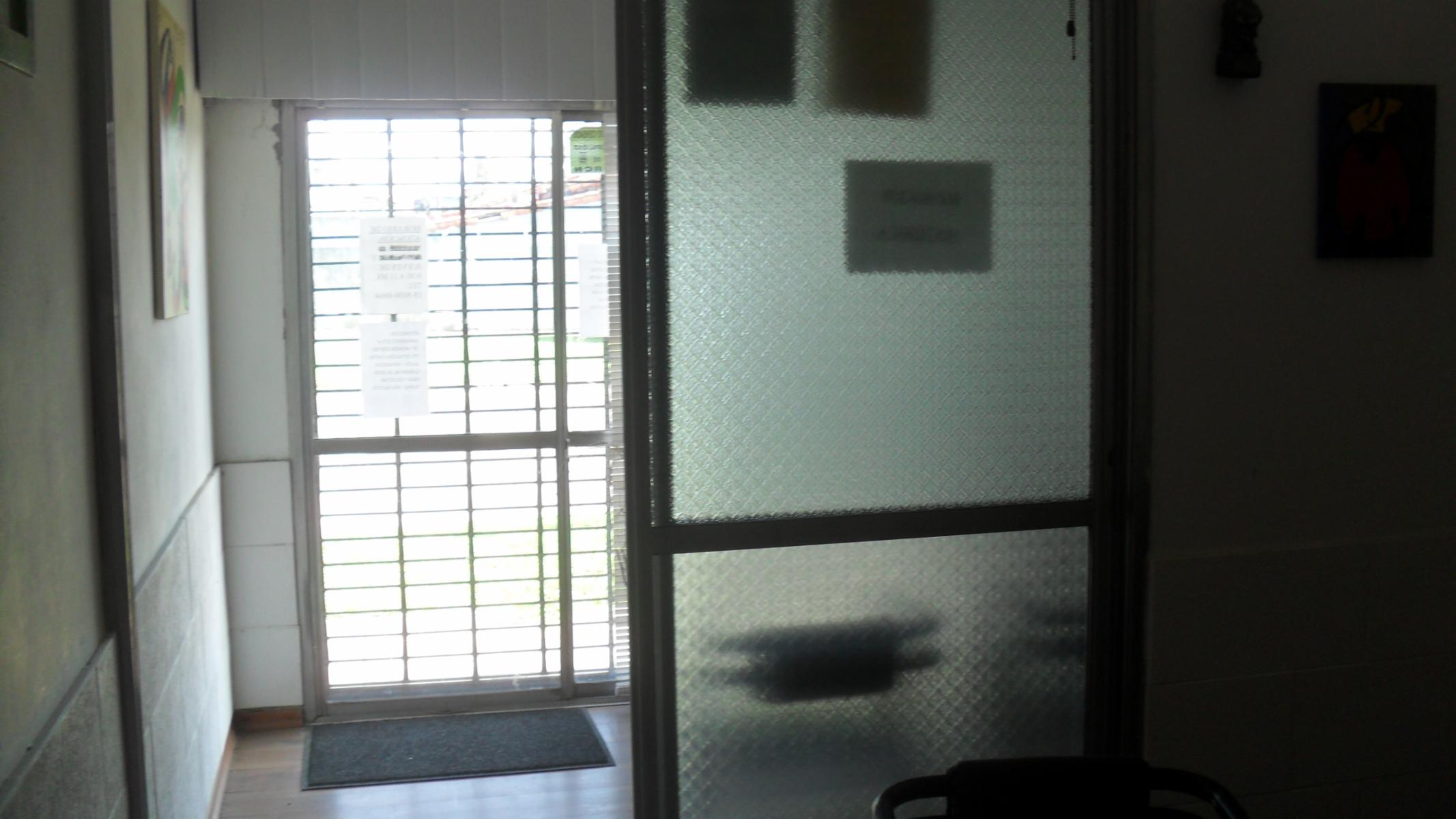 MORÓN SUR. 3 LOCALES EN ESQUINA CON DEPTO. DE 3 AMBIENTES EN 1ER PISO MÁS GARAGE