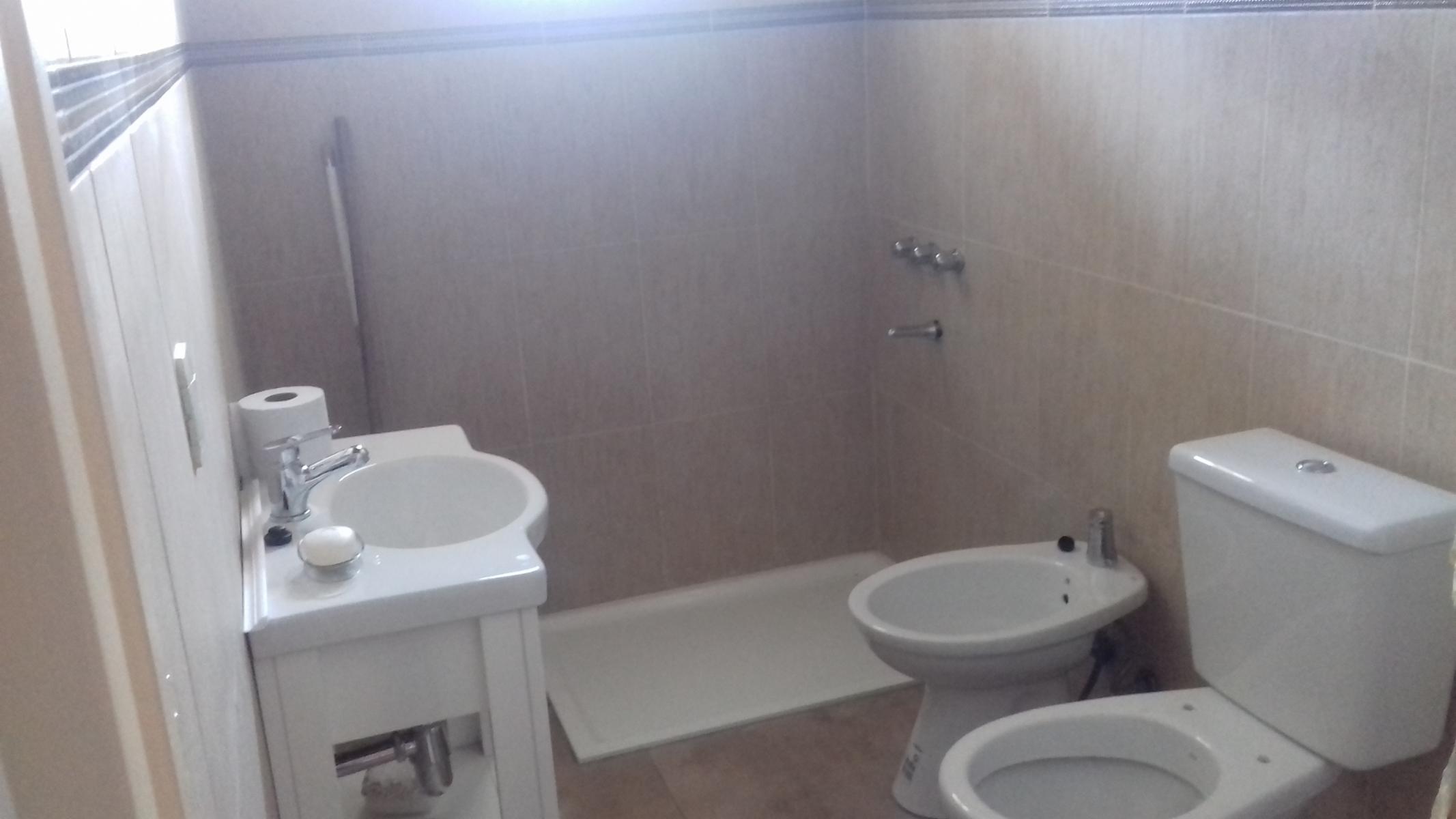 Departamento de 3 amb. en planta alta con 3 locales en planta baja — foto 2