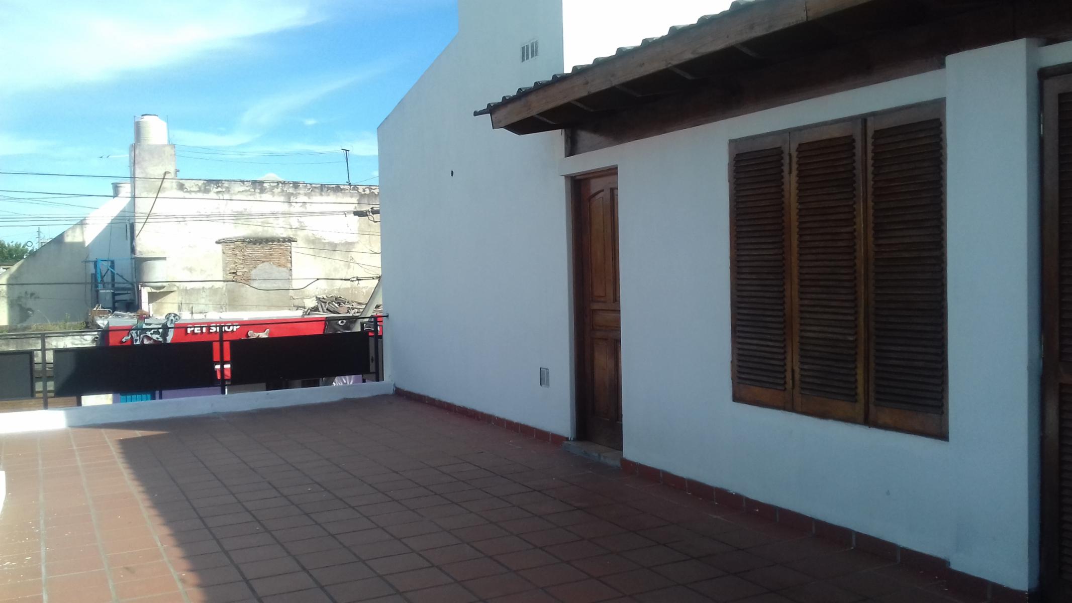 Departamento de 3 amb. en planta alta con 3 locales en planta baja — foto 3