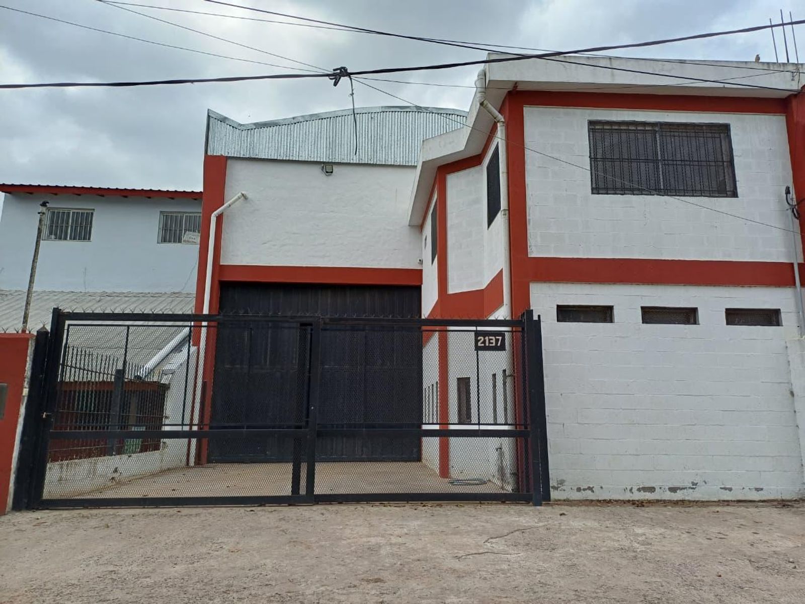 Galpón de 330m2 cubiertos - 1