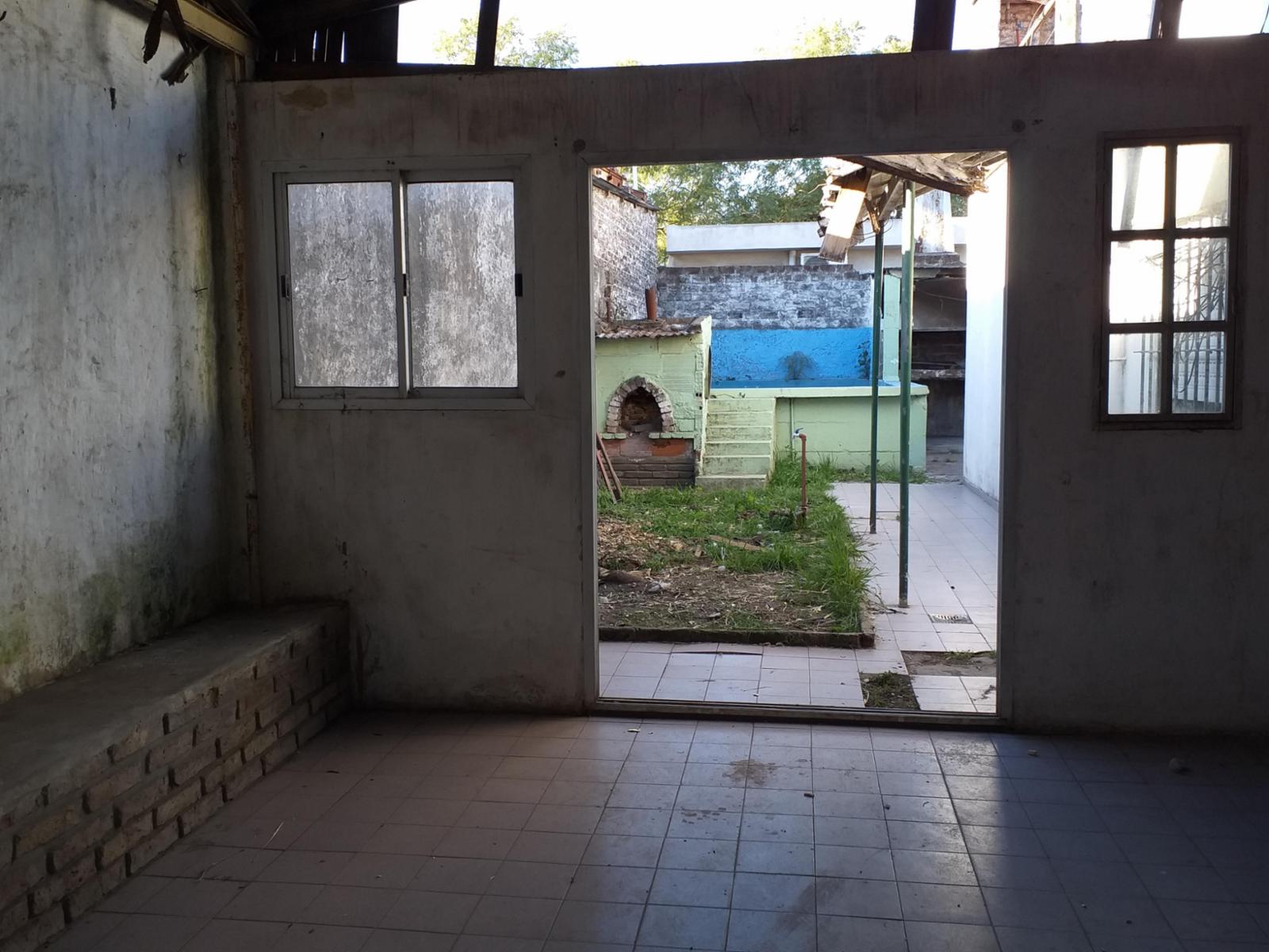 Venta de 2 departamentos, cochera y local todo a refaccionar — foto 2